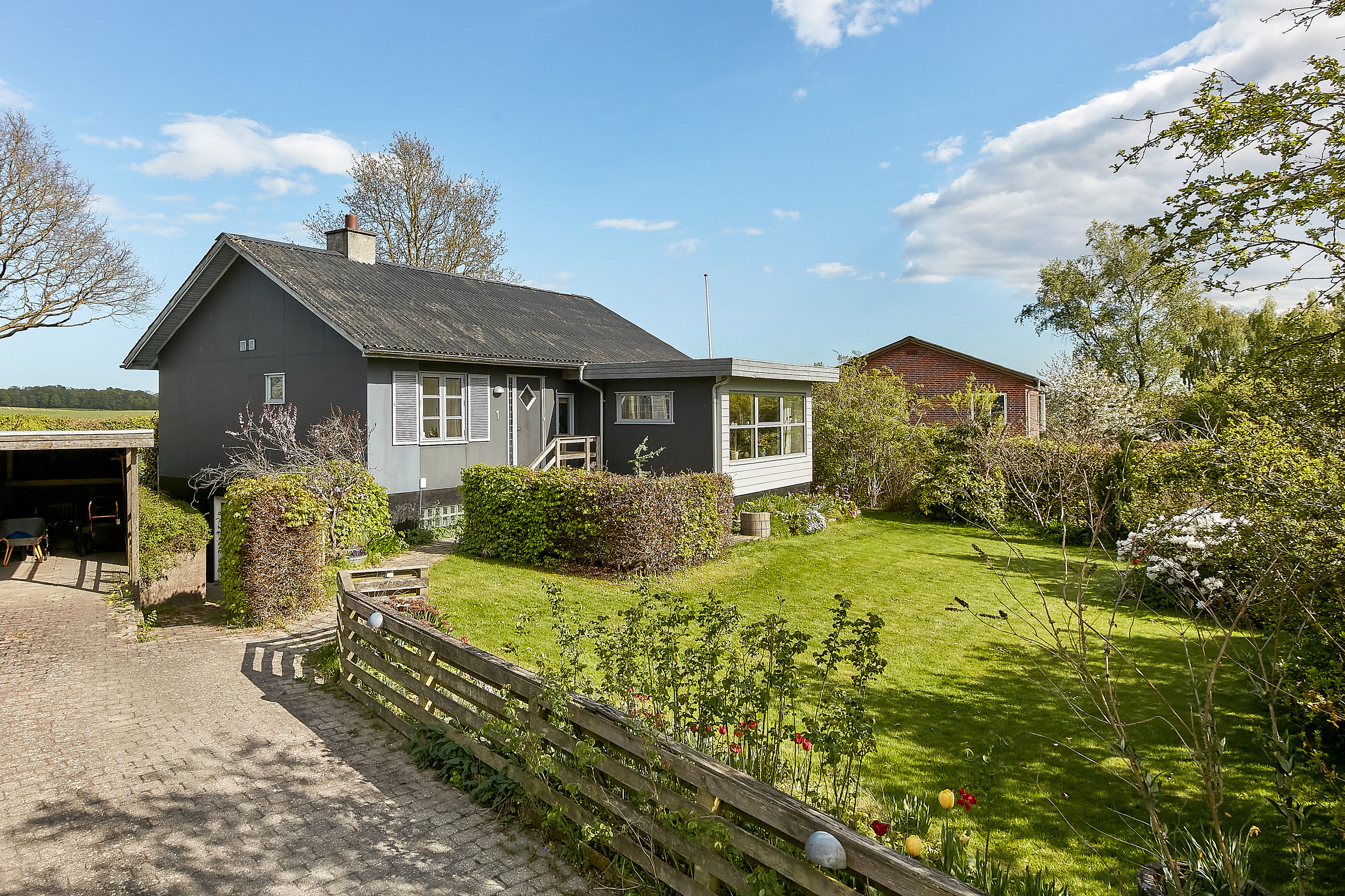 Villa: Facade fra vejen på Kattrupmade 1, Kattrup, 8732 Hovedgård