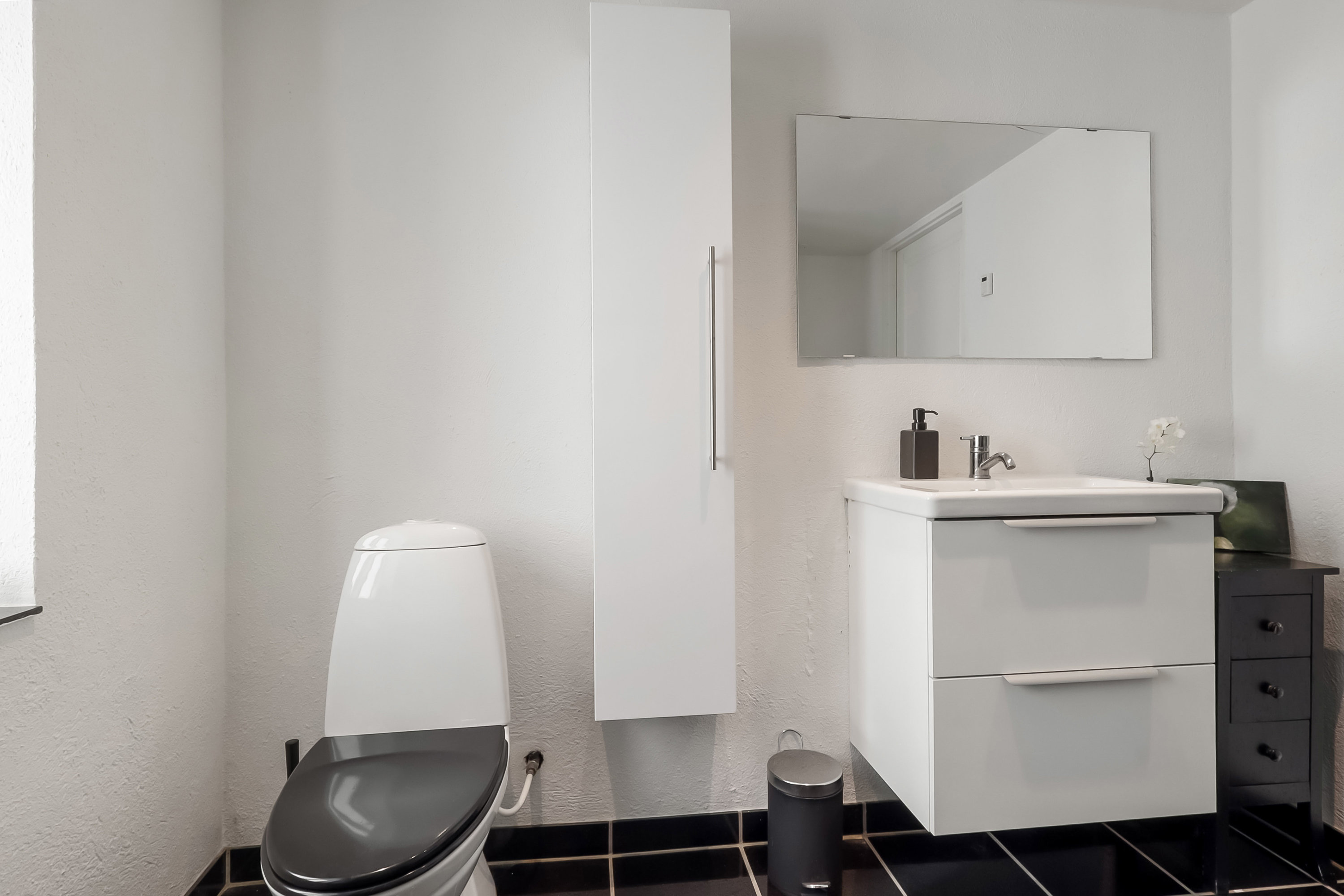 Fremhævet toilet billede i fuldskærmstilstand. Billede af Overvejen 26, Årslev, 5792 Årslev