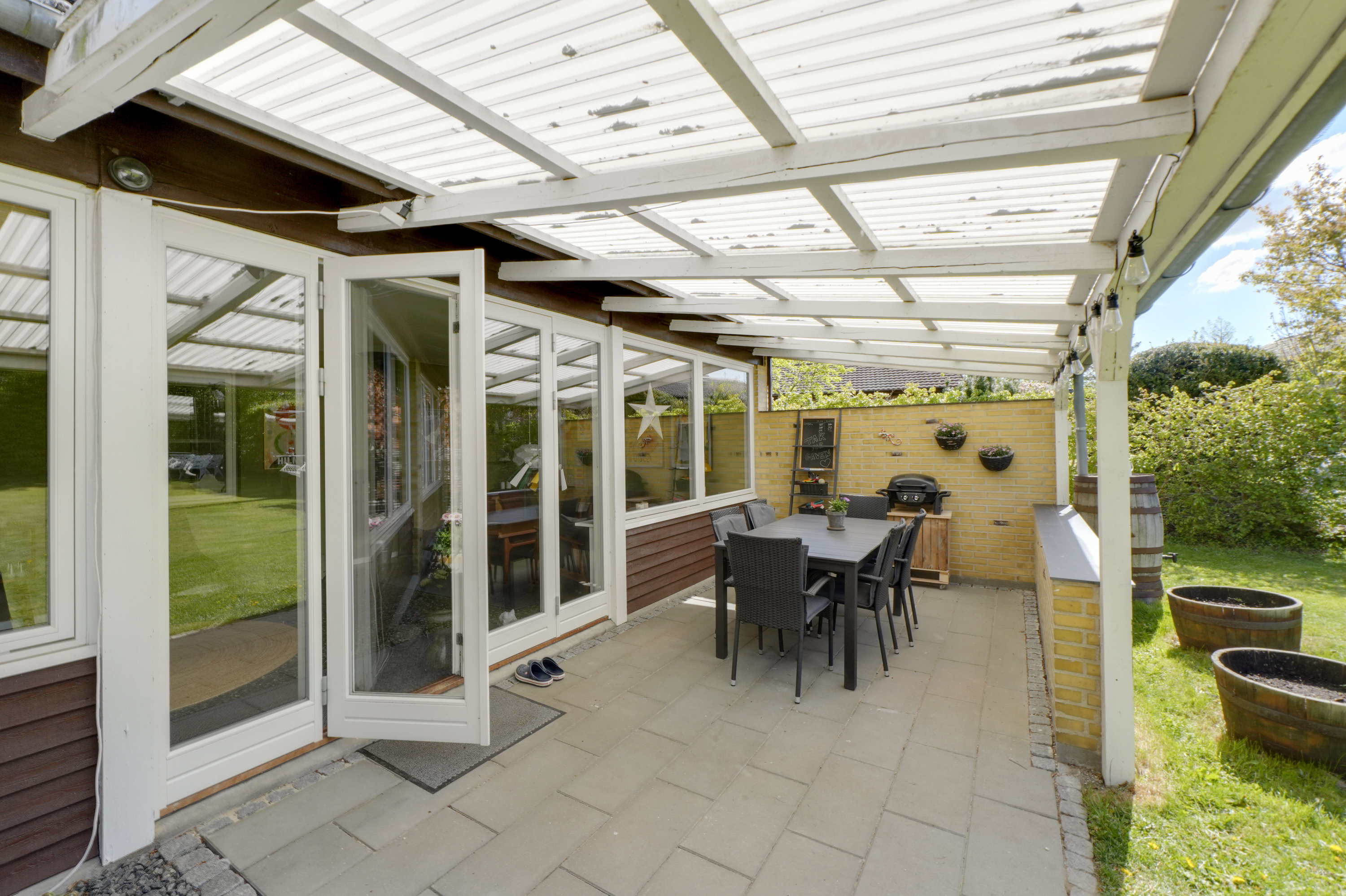 Fremhævet overdækket terrasse billede i fuldskærmstilstand. Billede af Søgårdsvej 16A, 2750 Ballerup