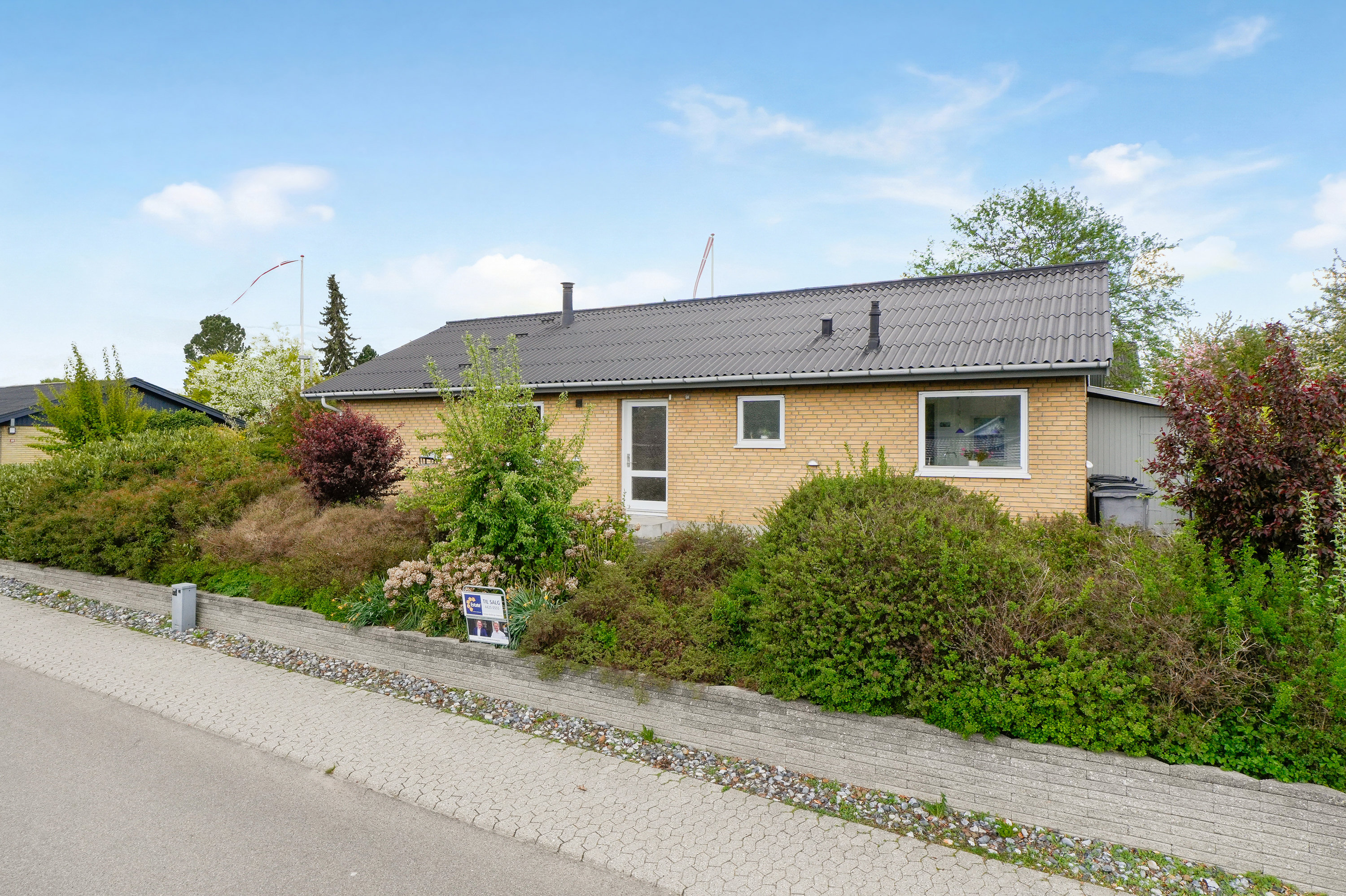 Fremhævet facade billede i fuldskærmstilstand. Billede af Aage Berntsens Alle 12, 2750 Ballerup