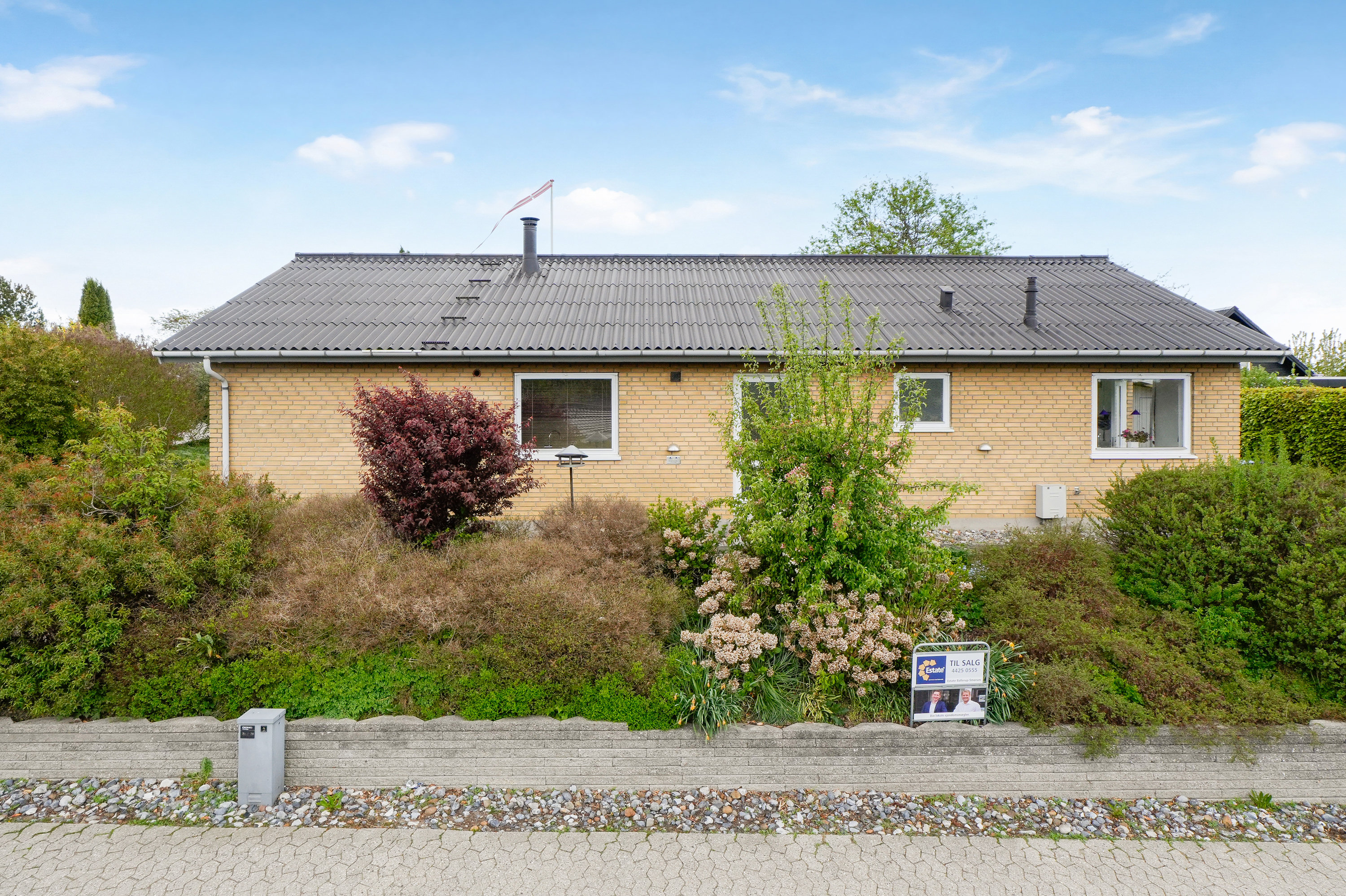 Fremhævet facade billede i fuldskærmstilstand. Billede af Aage Berntsens Alle 12, 2750 Ballerup