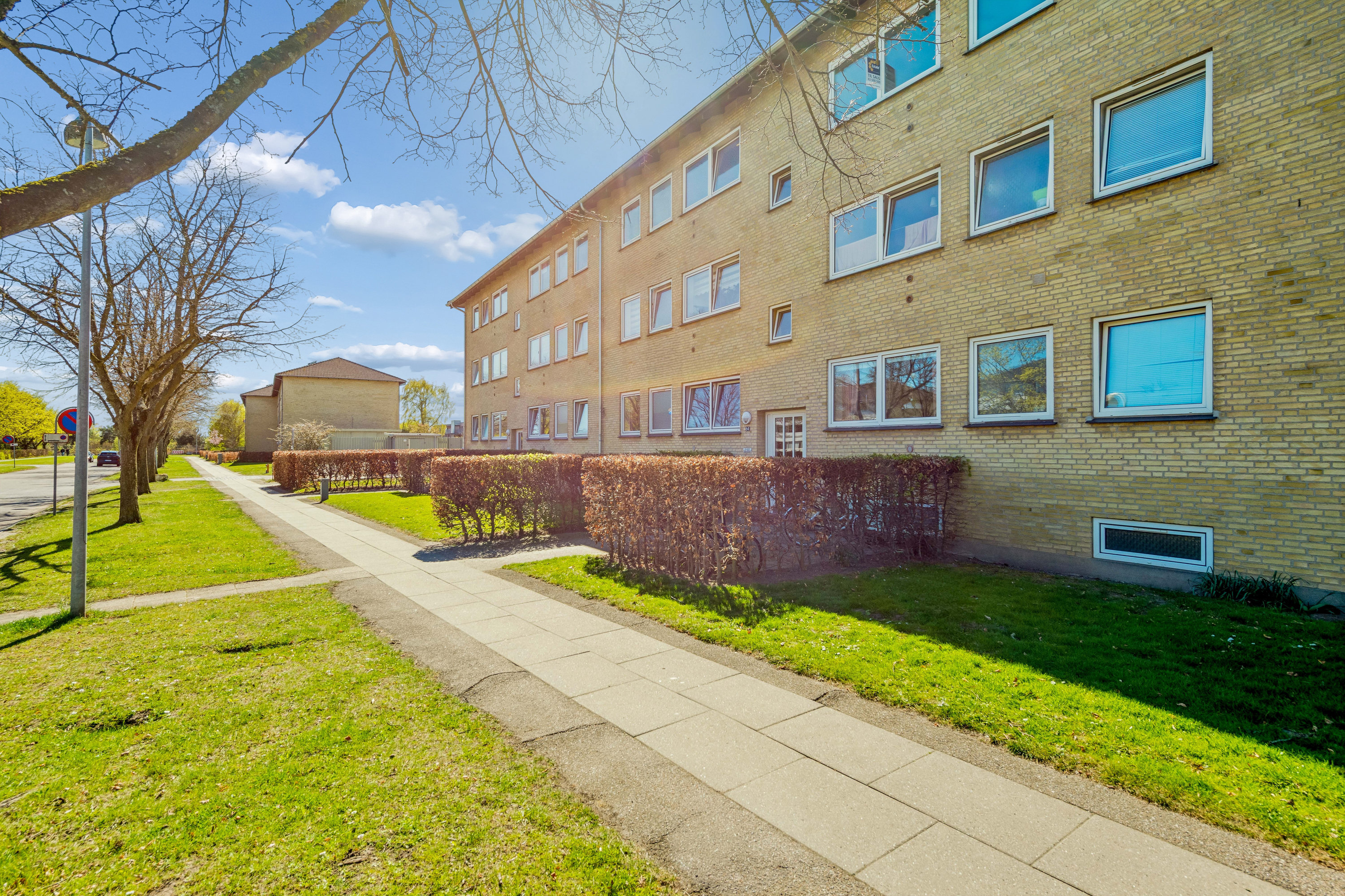 Fremhævet andet billede i fuldskærmstilstand. Billede af Lindevangshusene 64, 2. th., 2630 Taastrup