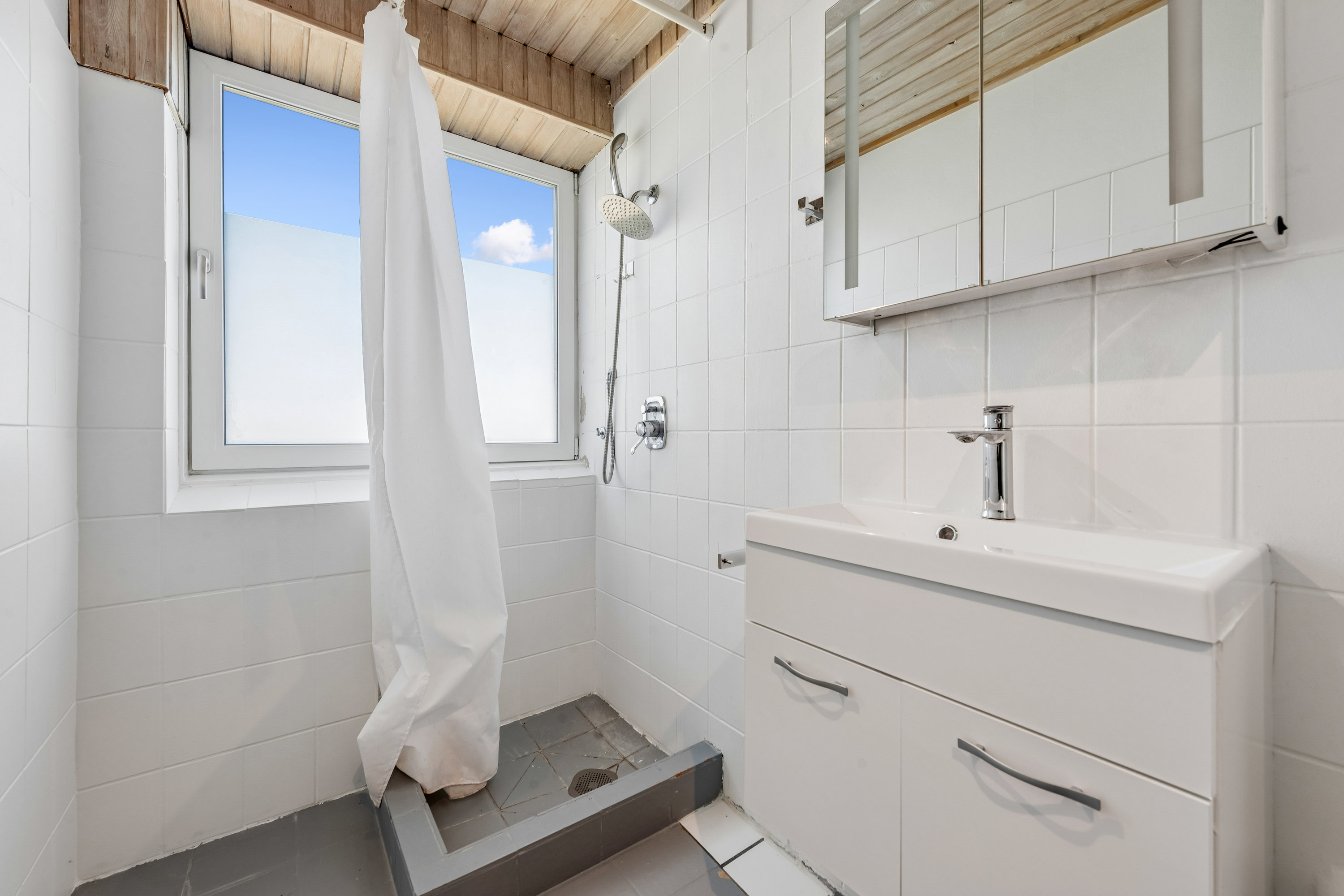 Fremhævet badeværelse billede i fuldskærmstilstand. Billede af Lindevangshusene 64, 2. th., 2630 Taastrup