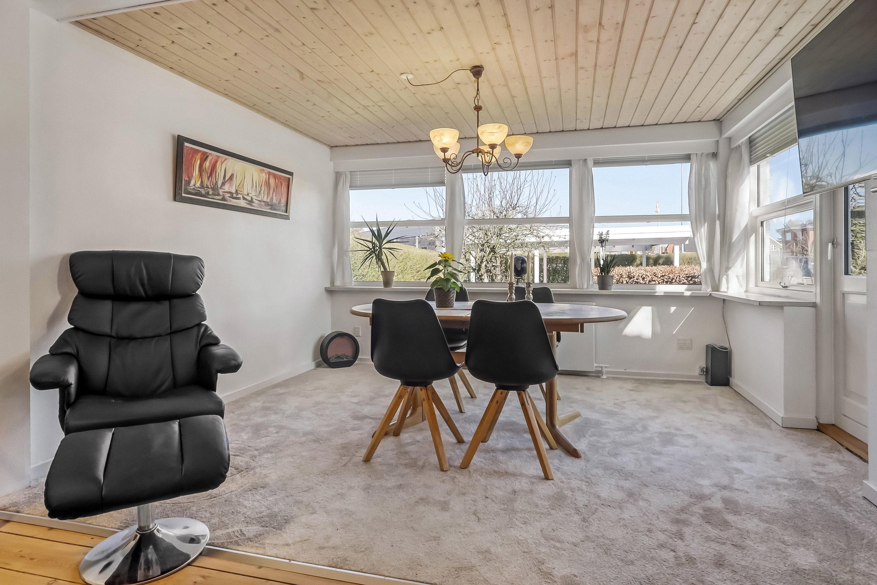 Fremhævet stue billede i fuldskærmstilstand. Billede af Kobberbæksvej 5, 5700 Svendborg