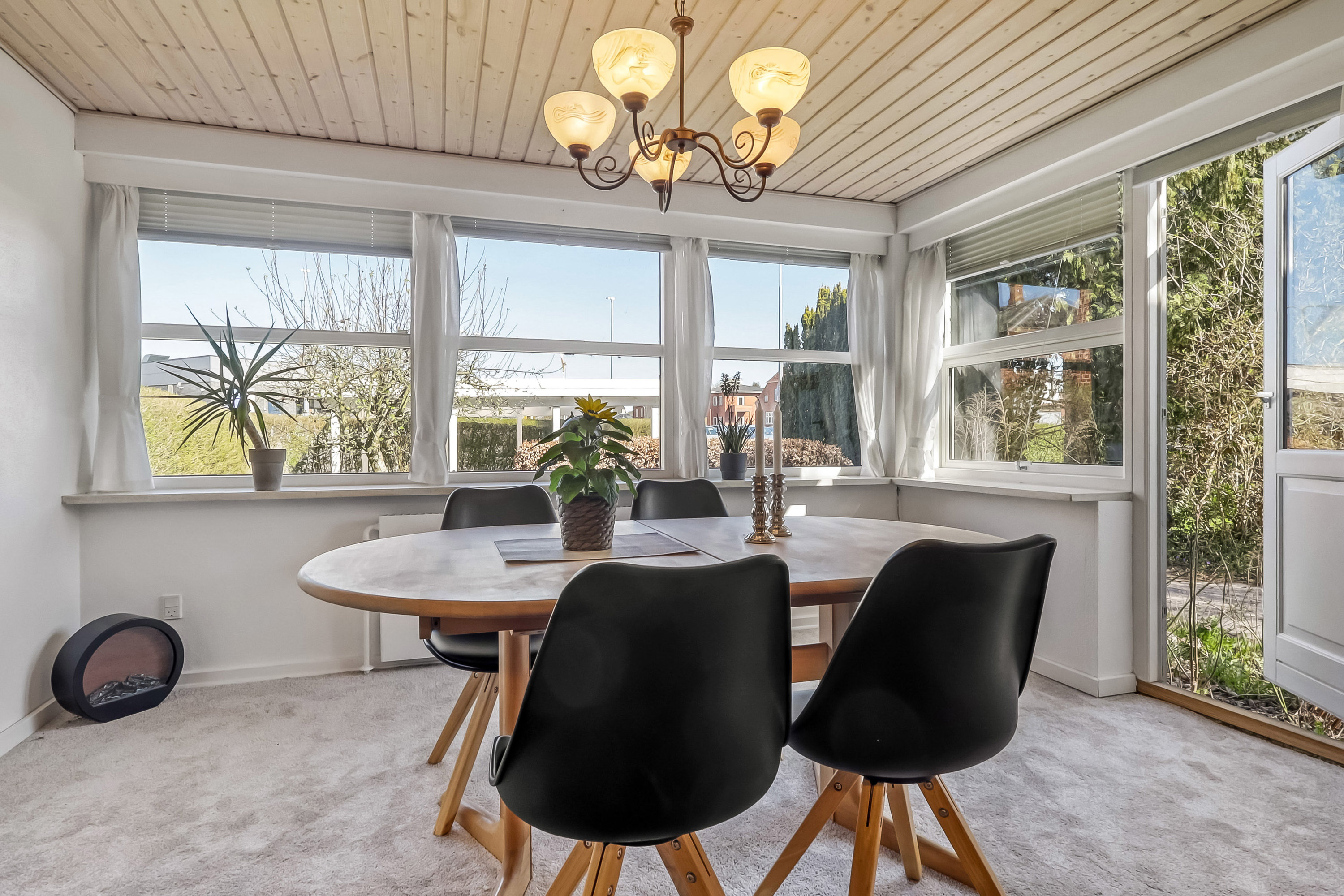 Fremhævet stue billede i fuldskærmstilstand. Billede af Kobberbæksvej 5, 5700 Svendborg