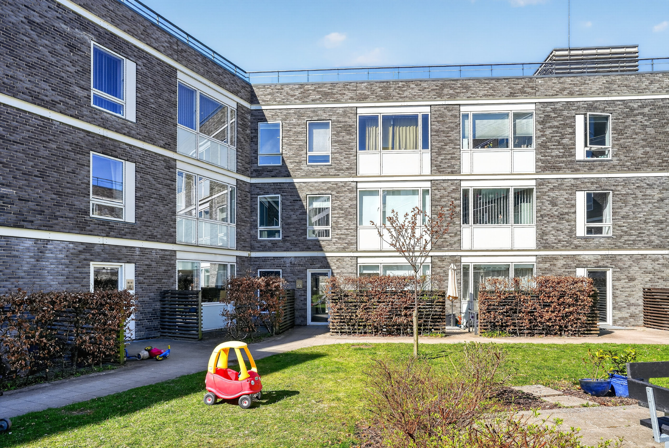 Fremhævet gårdmiljø billede i fuldskærmstilstand. Billede af Lise Ringheims Vej 3, st.. th., 2500 Valby