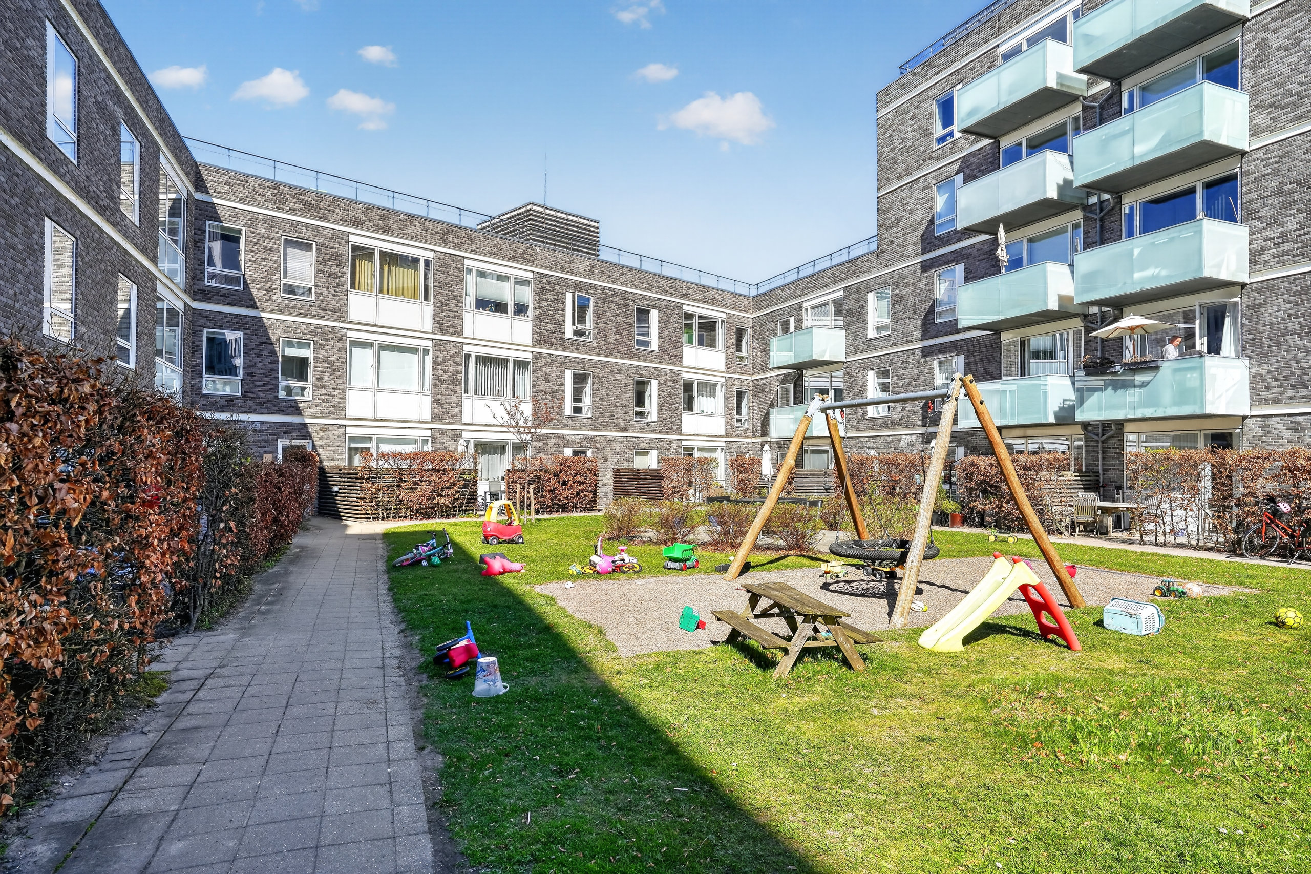 Fremhævet gårdmiljø billede i fuldskærmstilstand. Billede af Lise Ringheims Vej 3, st.. th., 2500 Valby