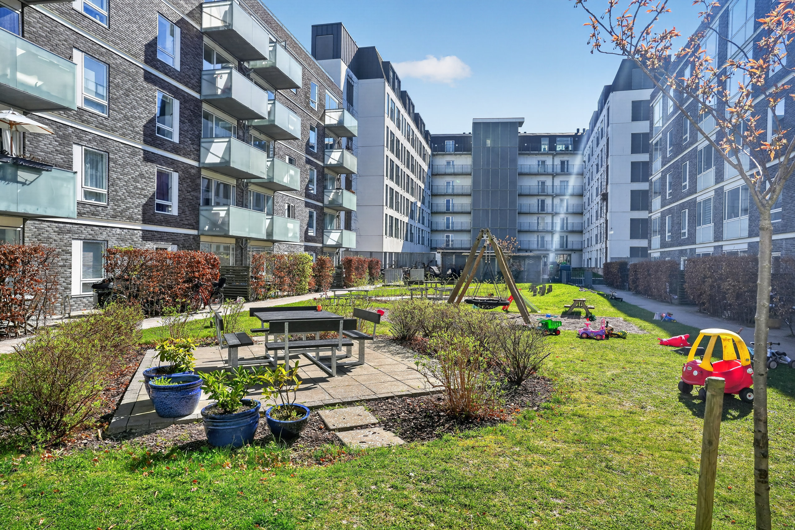 Fremhævet gårdmiljø billede i fuldskærmstilstand. Billede af Lise Ringheims Vej 3, st.. th., 2500 Valby