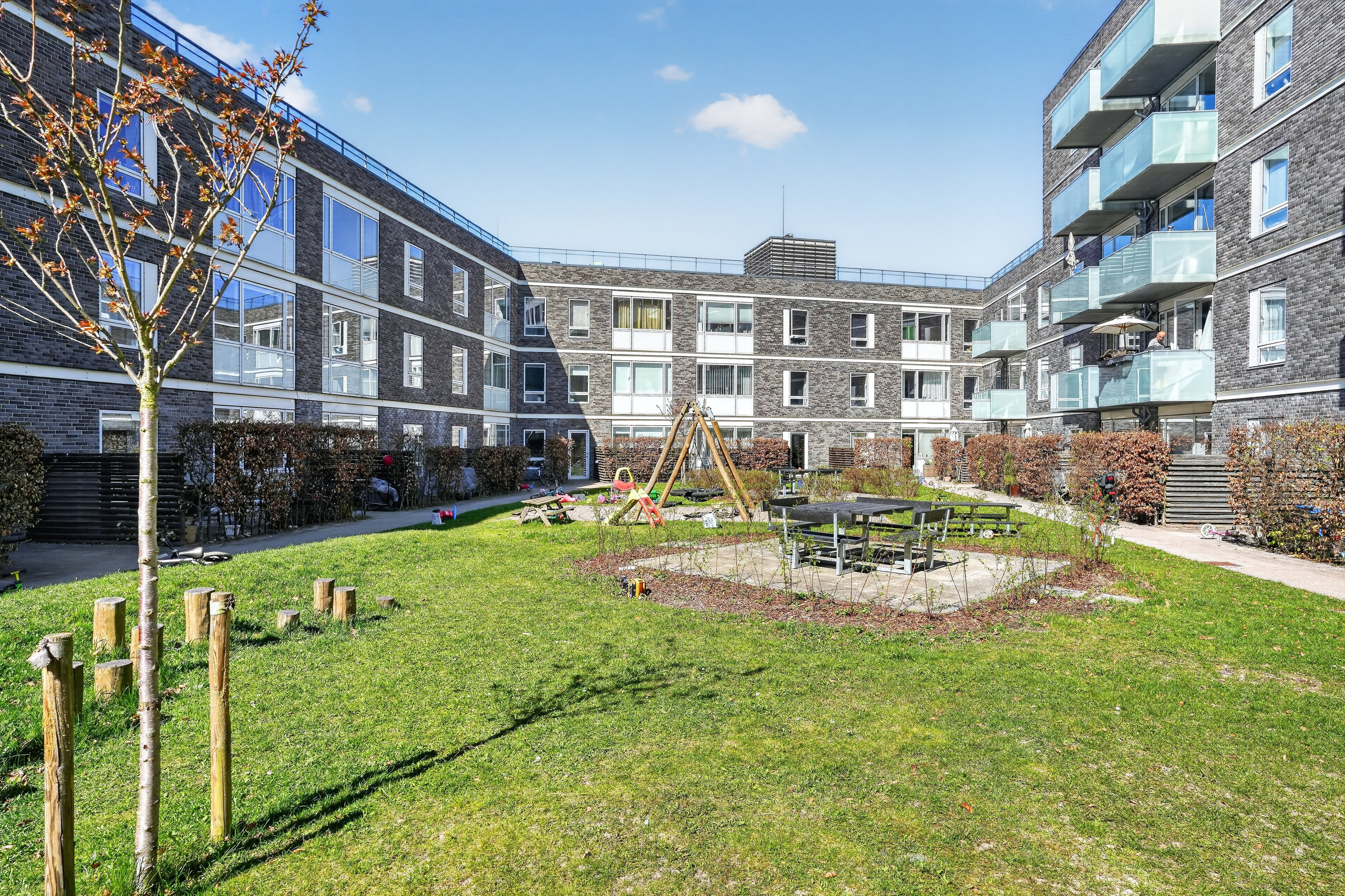 Fremhævet gårdmiljø billede i fuldskærmstilstand. Billede af Lise Ringheims Vej 3, st.. th., 2500 Valby