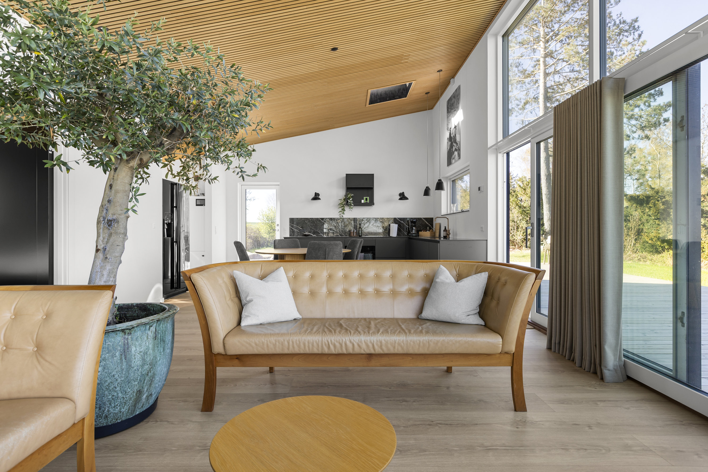 Fremhævet stue billede i fuldskærmstilstand. Billede af Ll Troldmosevej 4, Venslev, 4050 Skibby