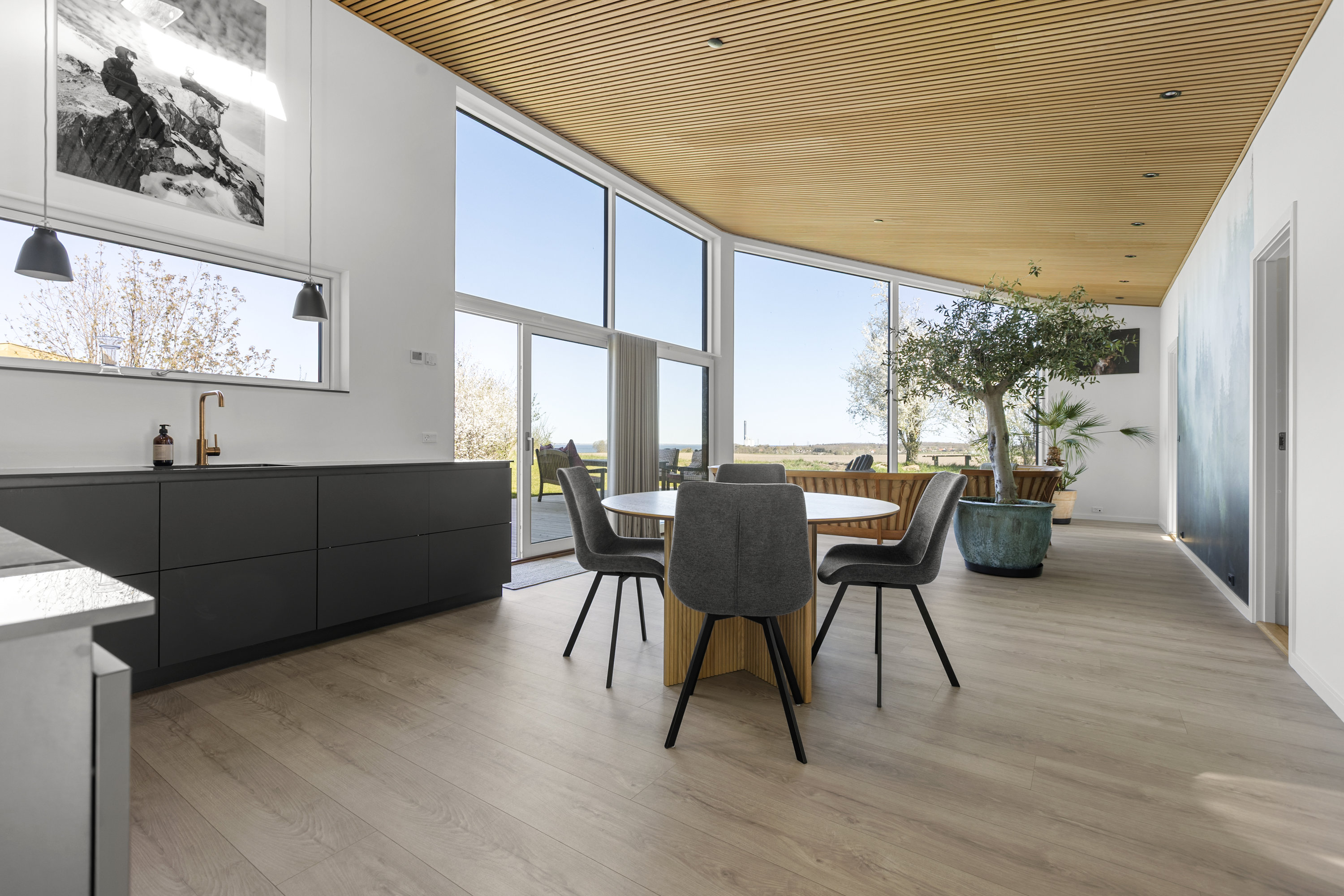 Fremhævet stue billede i fuldskærmstilstand. Billede af Ll Troldmosevej 4, Venslev, 4050 Skibby