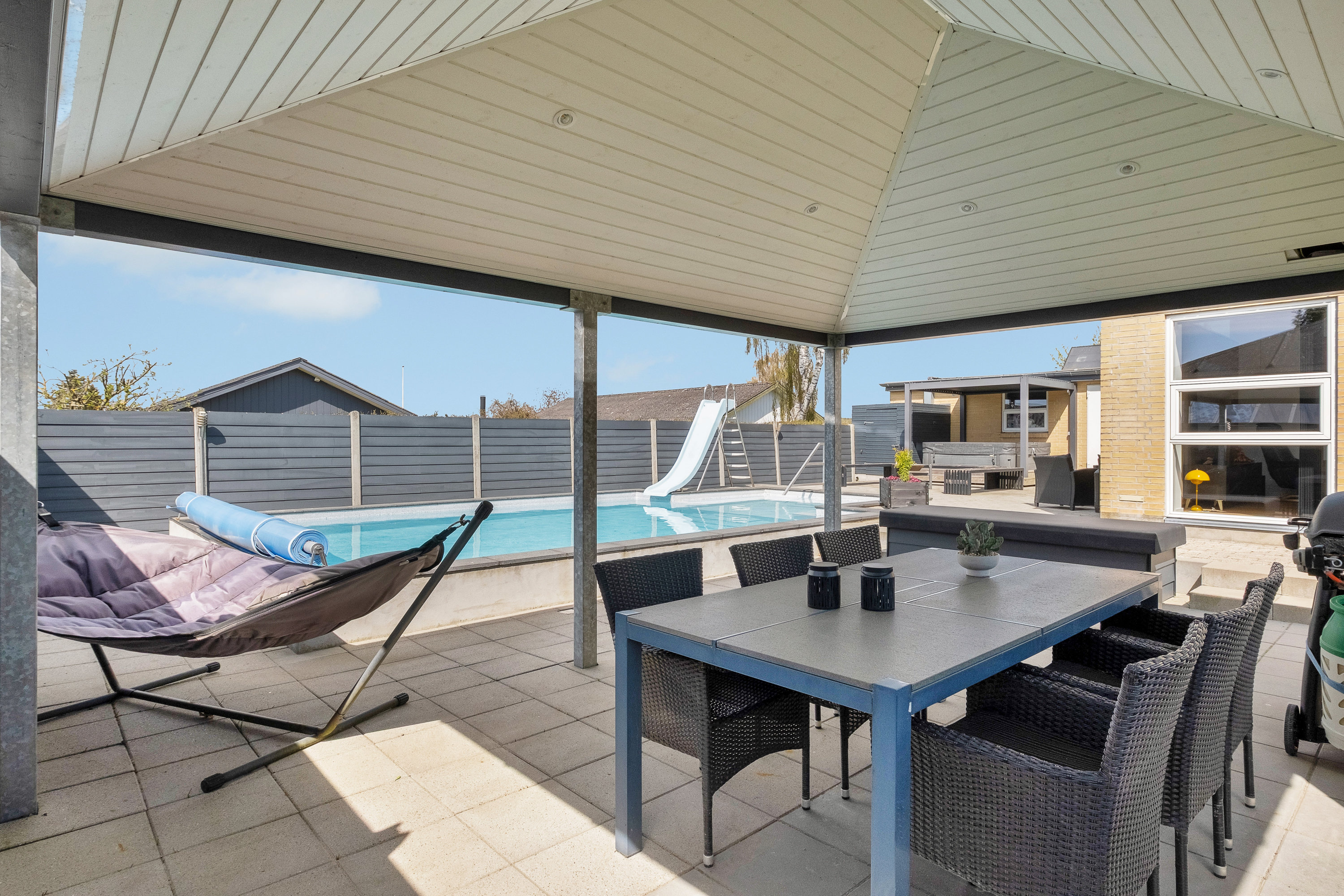 Fremhævet overdækket terrasse billede i fuldskærmstilstand. Billede af Trojavej 14, Hårup, 8530 Hjortshøj