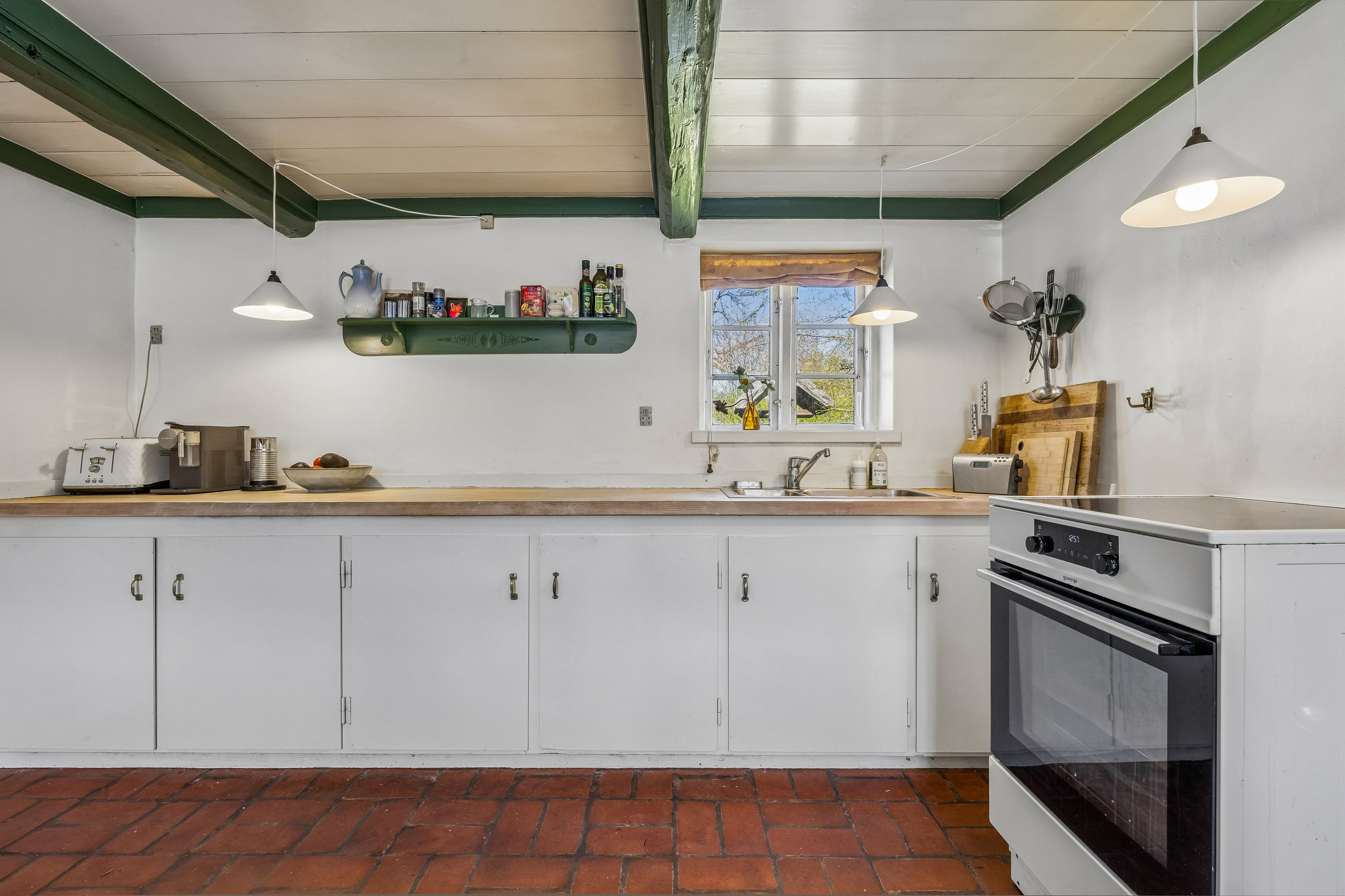 Fremhævet køkken billede i fuldskærmstilstand. Billede af Strandvejen 52, Reersø, 4281 Gørlev