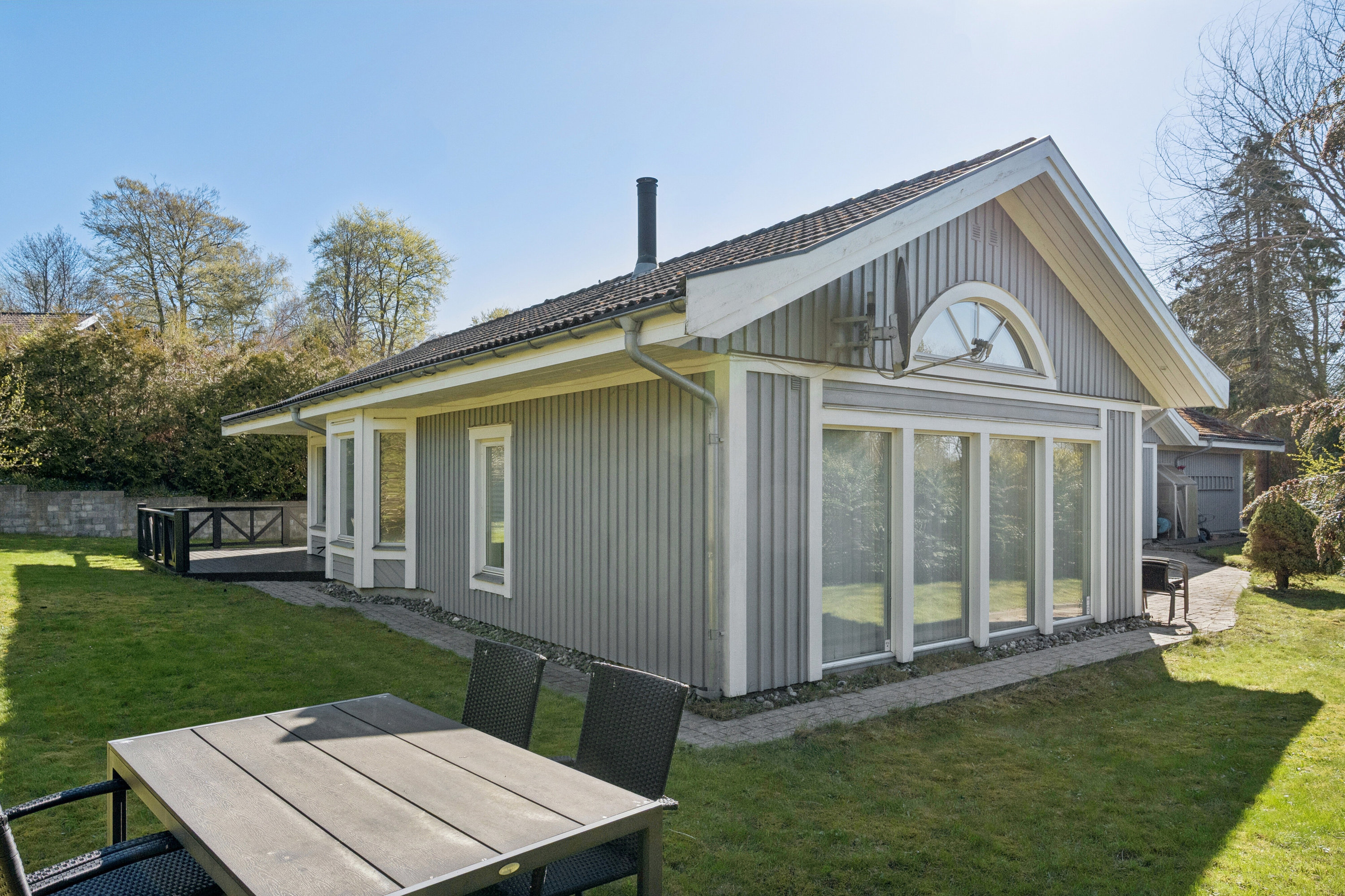 Fremhævet udendørs billede i fuldskærmstilstand. Billede af Brådebæksvej 35, 2970 Hørsholm