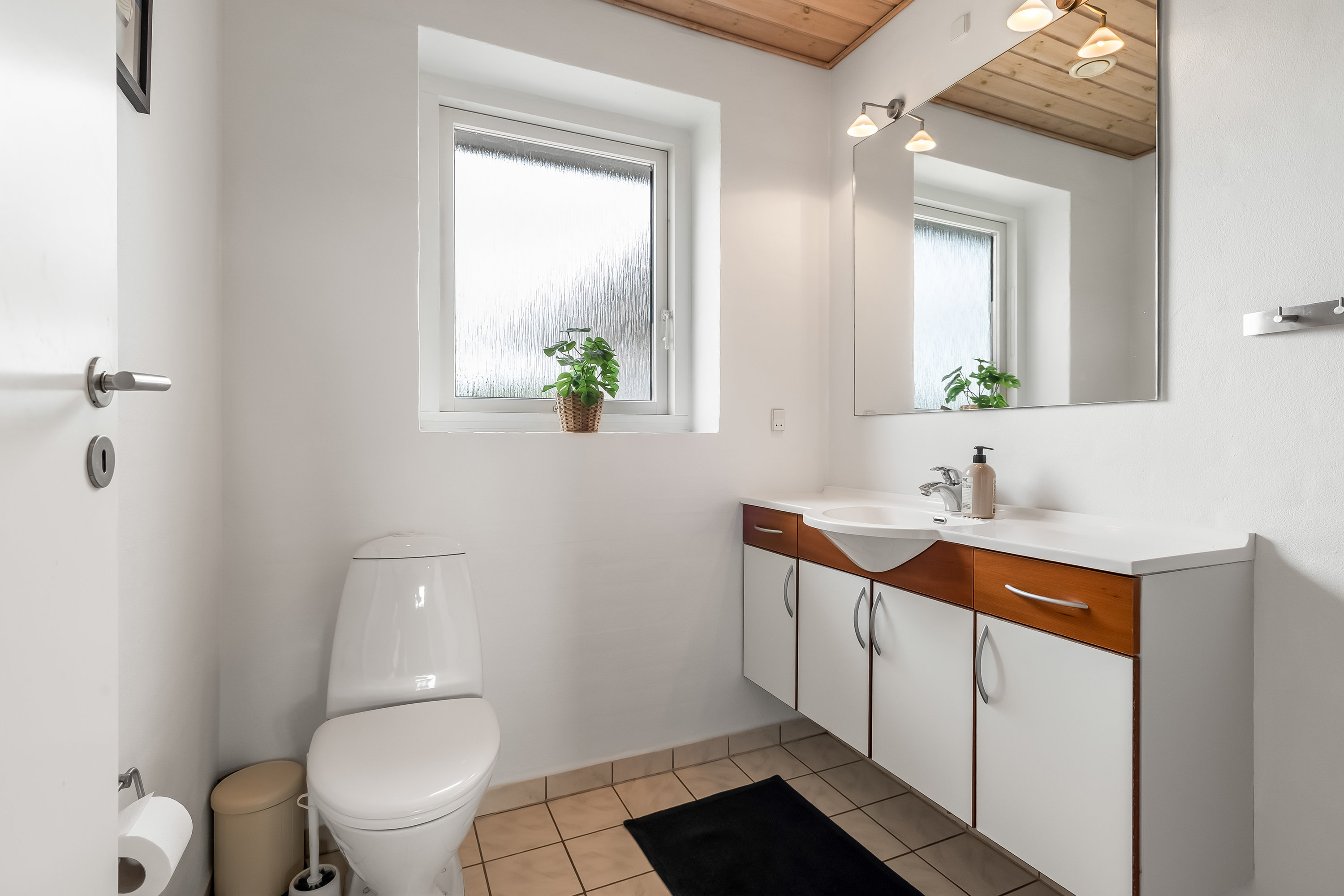 Fremhævet badeværelse billede i fuldskærmstilstand. Billede af Laust Diges Vej 11, Haurvig, 6960 Hvide Sande