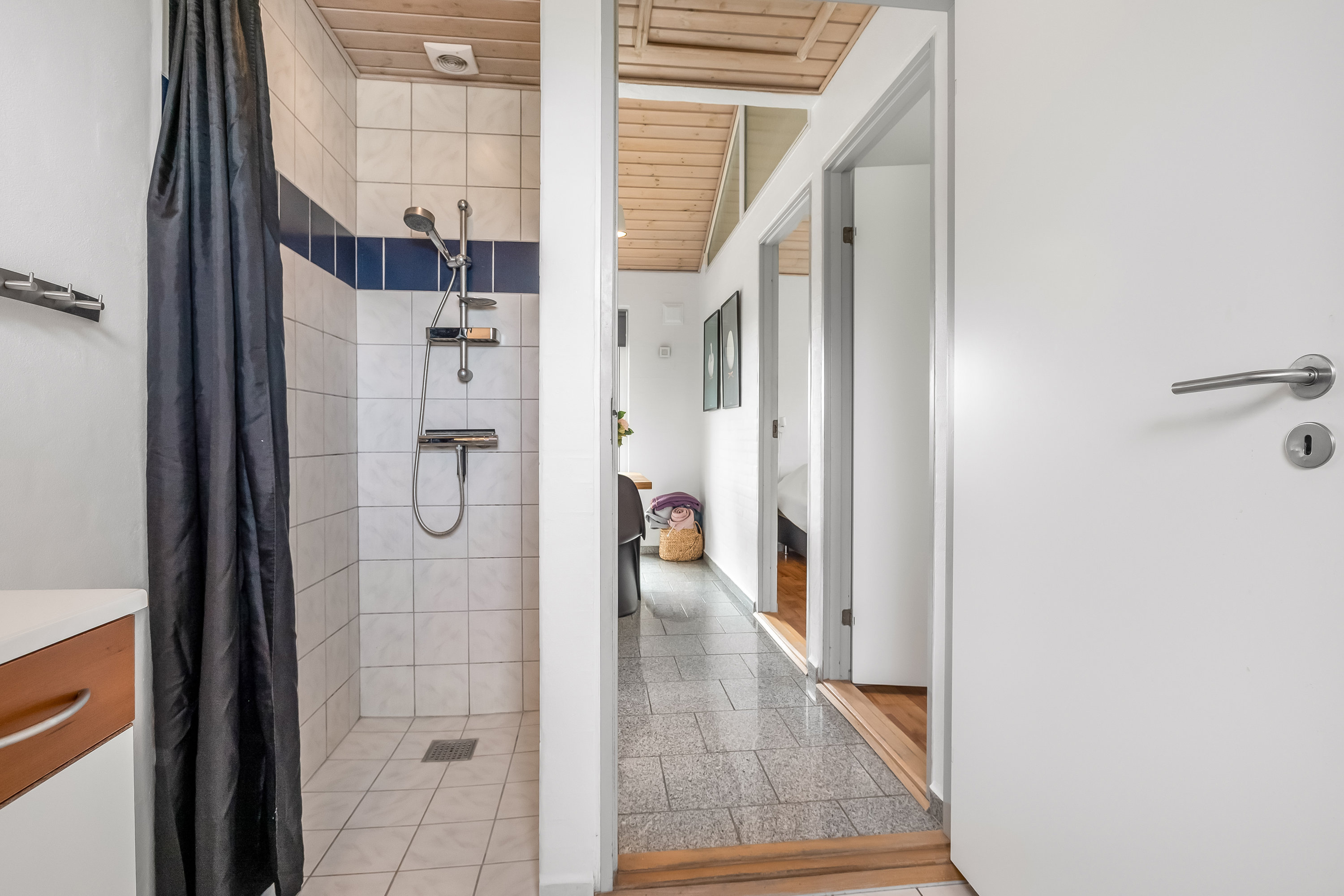 Fremhævet badeværelse billede i fuldskærmstilstand. Billede af Laust Diges Vej 11, Haurvig, 6960 Hvide Sande