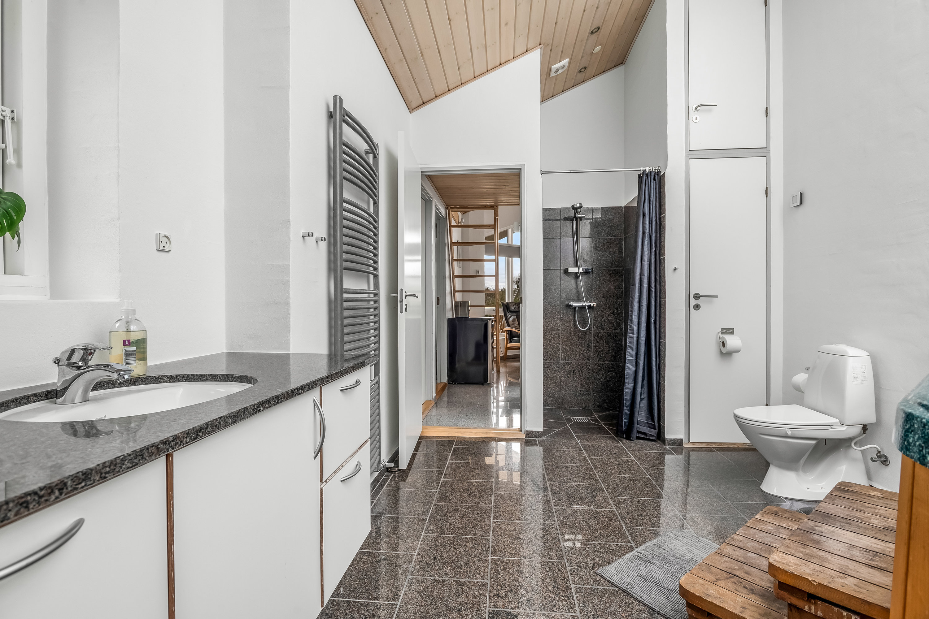 Fremhævet badeværelse billede i fuldskærmstilstand. Billede af Laust Diges Vej 11, Haurvig, 6960 Hvide Sande