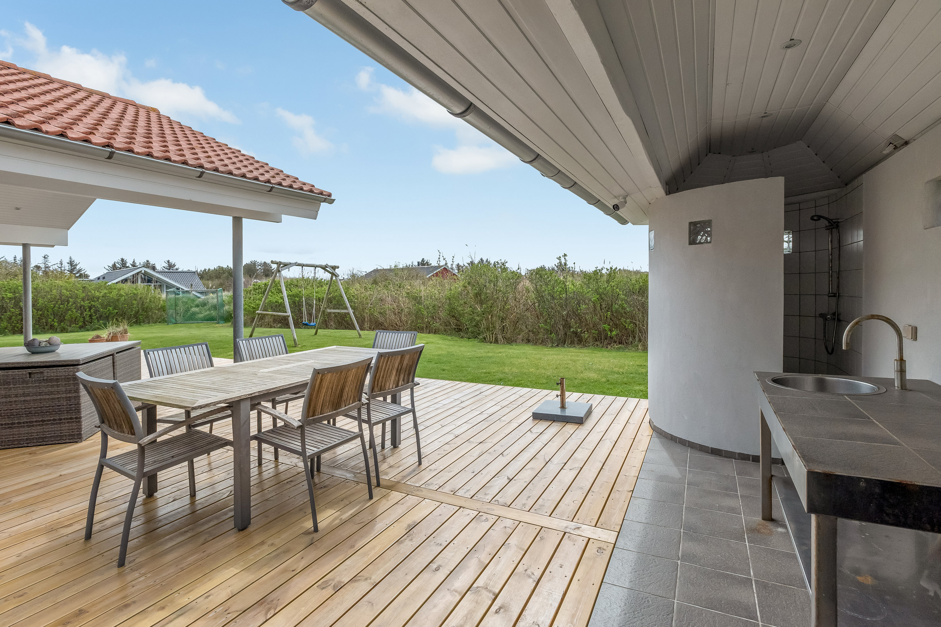 Fremhævet terrasse billede i fuldskærmstilstand. Billede af Laust Diges Vej 11, Haurvig, 6960 Hvide Sande