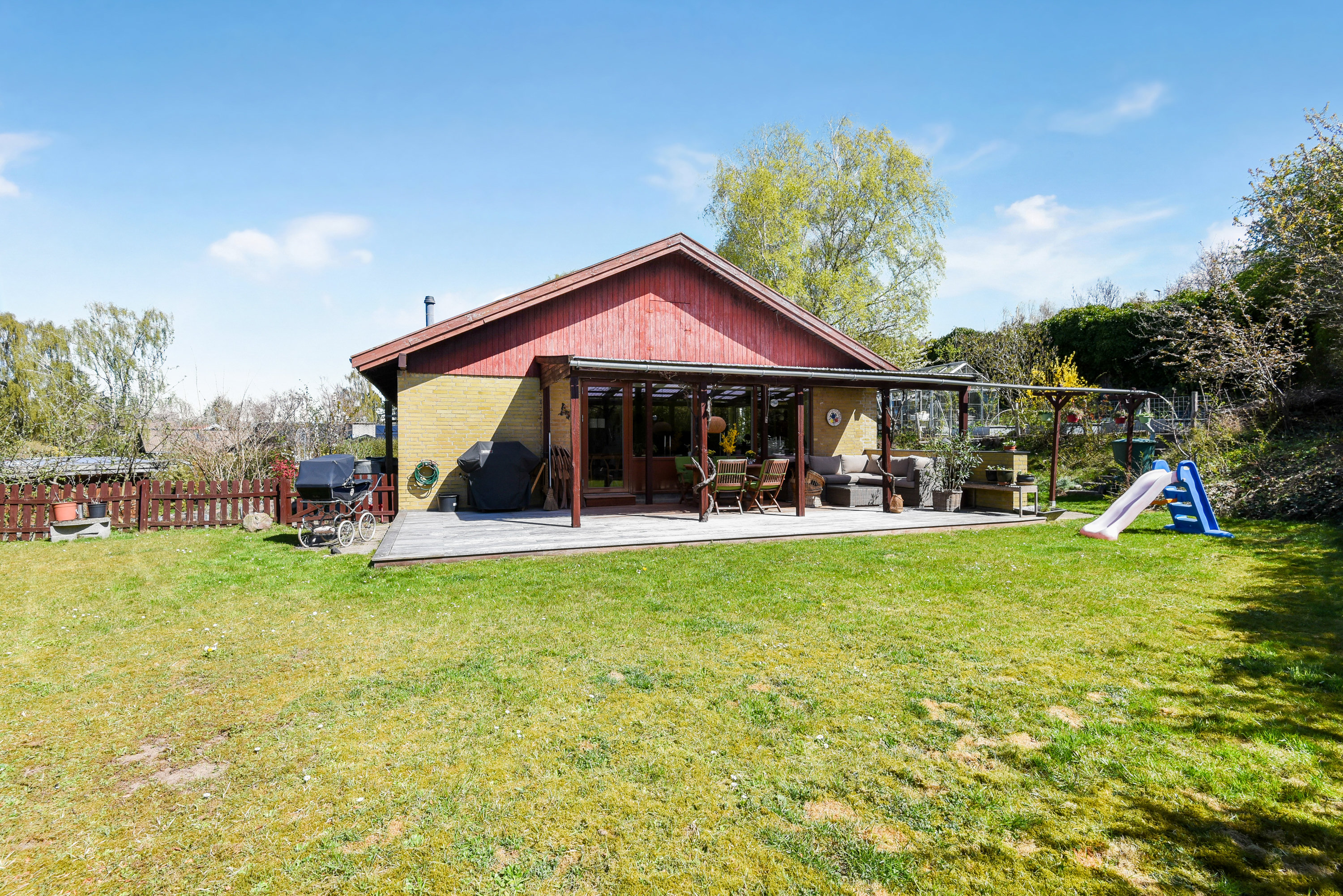 Fremhævet facade billede i fuldskærmstilstand. Billede af Aage Berntsens Alle 19, 2750 Ballerup