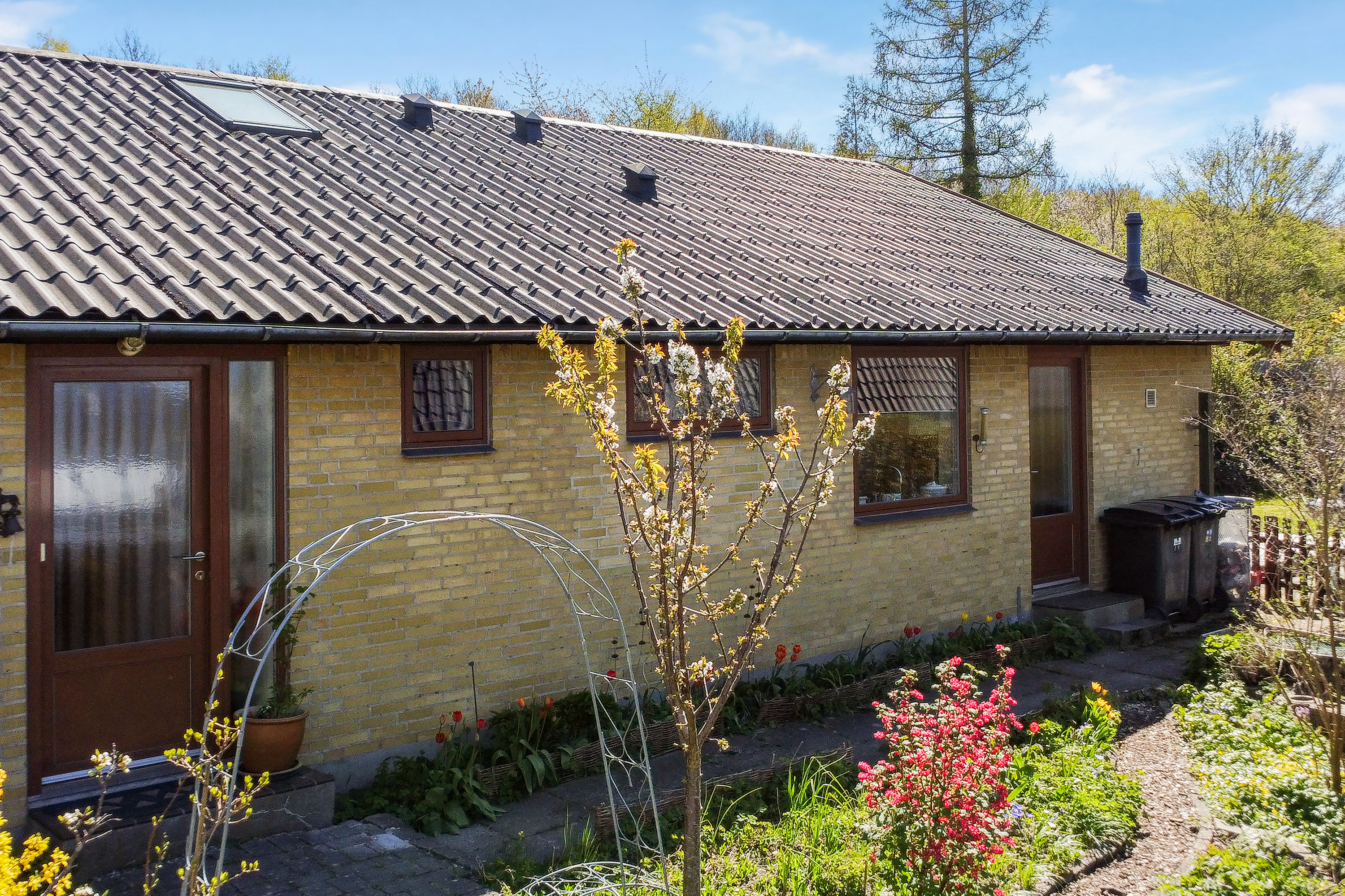 Fremhævet facade billede i fuldskærmstilstand. Billede af Aage Berntsens Alle 19, 2750 Ballerup