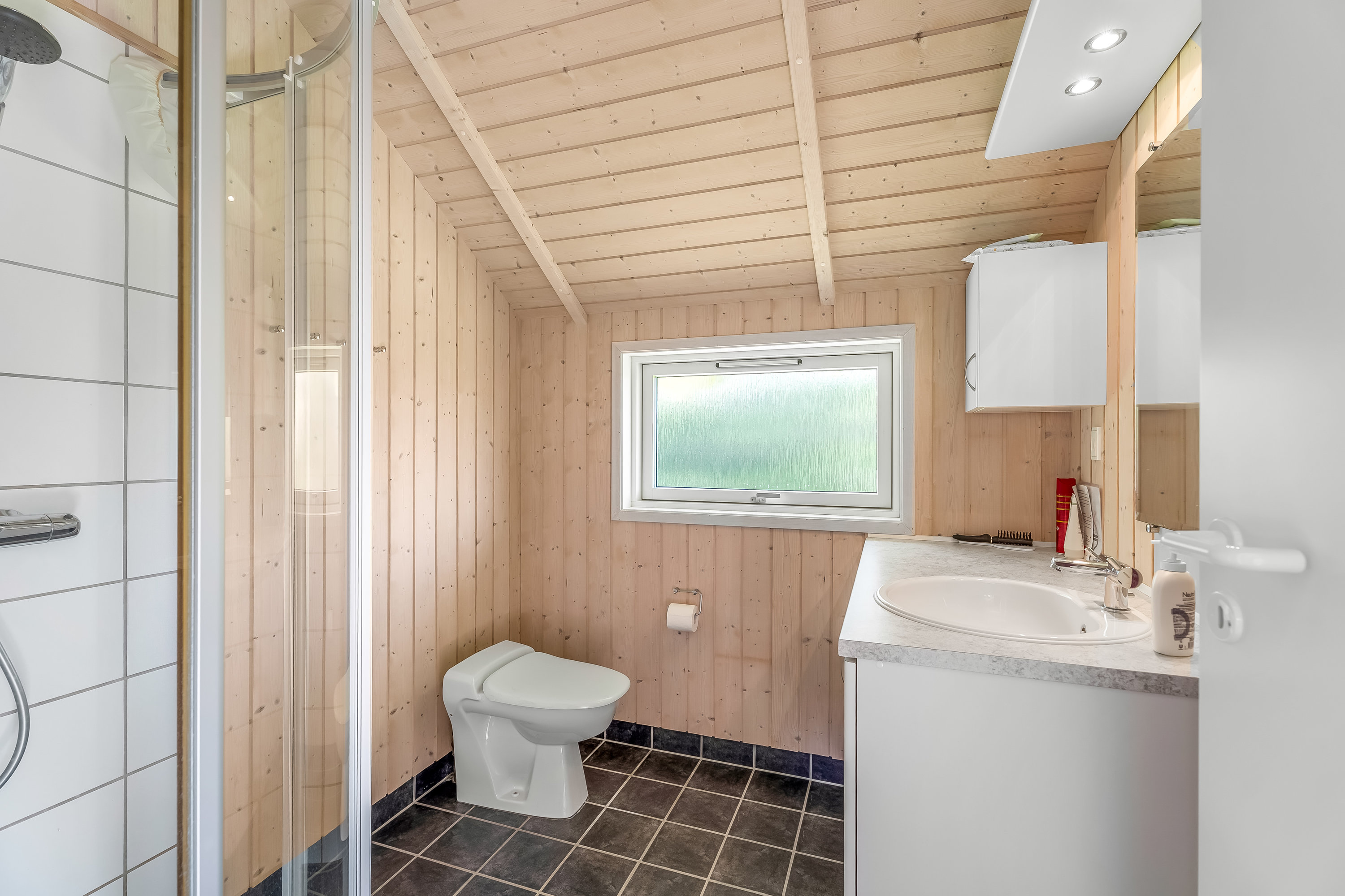 Fremhævet badeværelse billede i fuldskærmstilstand. Billede af Åstræde 3, Hummingen, 4983 Dannemare