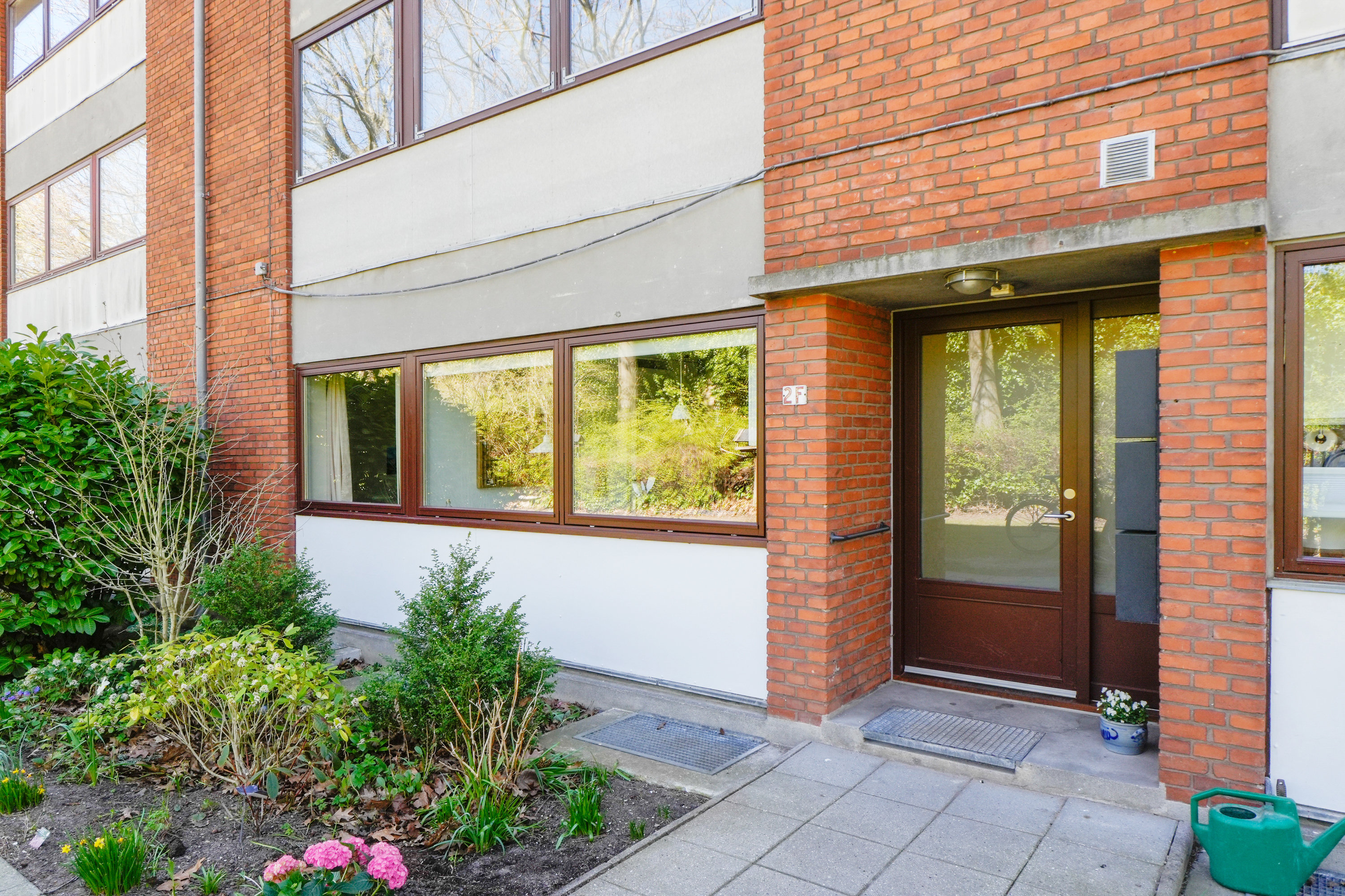 Fremhævet facade billede i fuldskærmstilstand. Billede af Klokkerhaven 2F, st.. tv., 2750 Ballerup