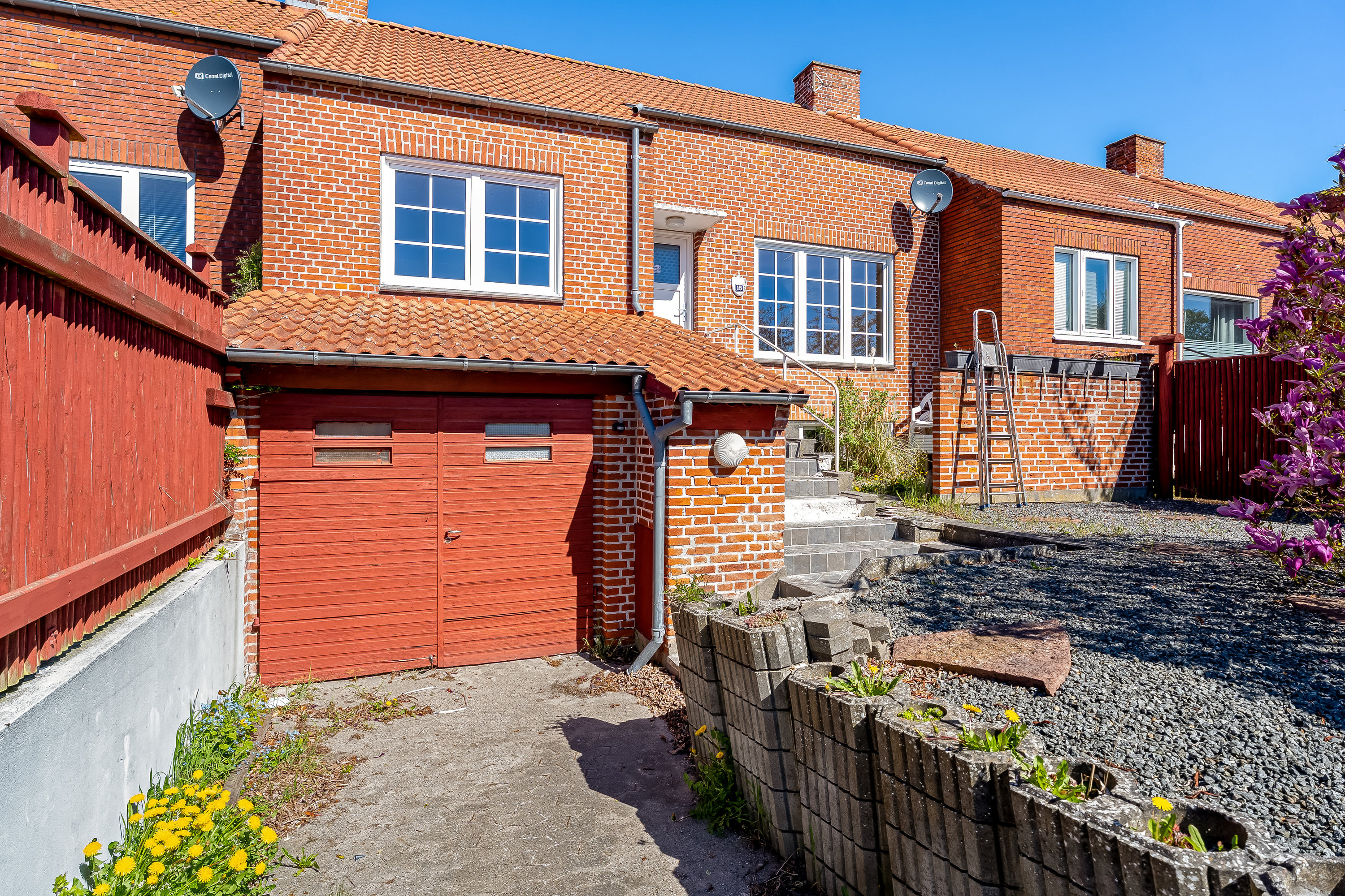 Fremhævet facade billede i fuldskærmstilstand. Billede af Rolfsvej 15, 4900 Nakskov