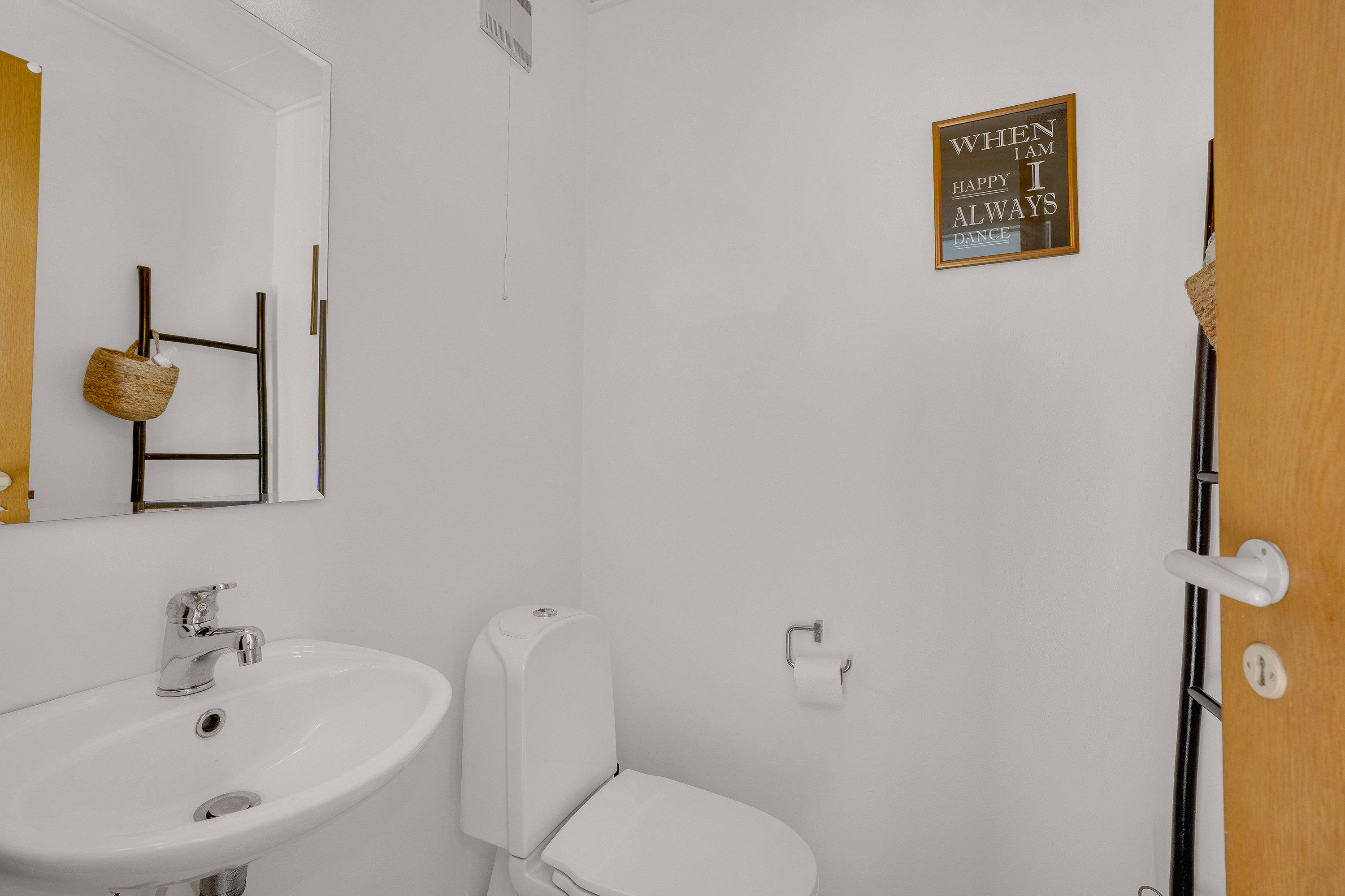 Fremhævet toilet billede i fuldskærmstilstand. Billede af Oddevej 111, Købelev, 4900 Nakskov