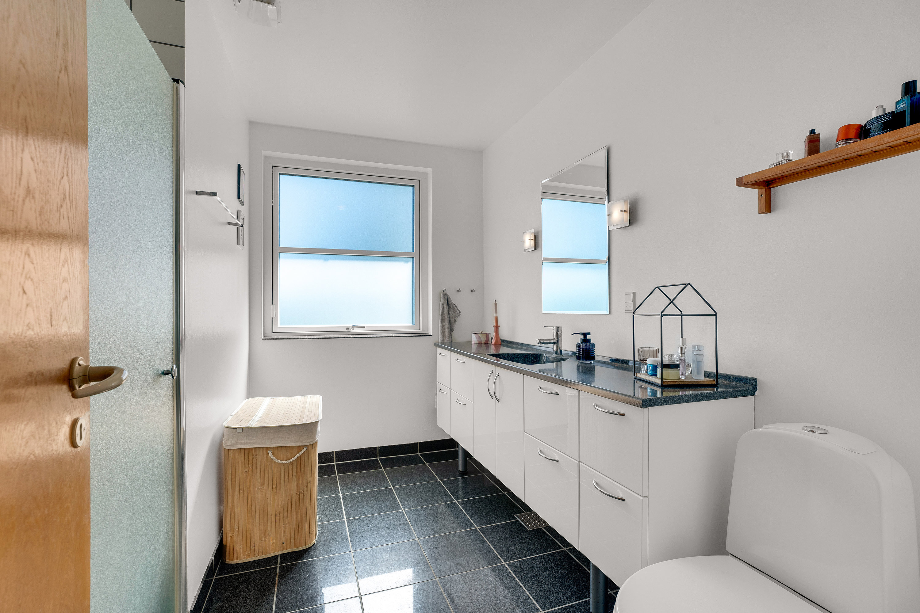 Miniaturebillede 2: badeværelse. Billede af Oddevej 111, Købelev, 4900 Nakskov