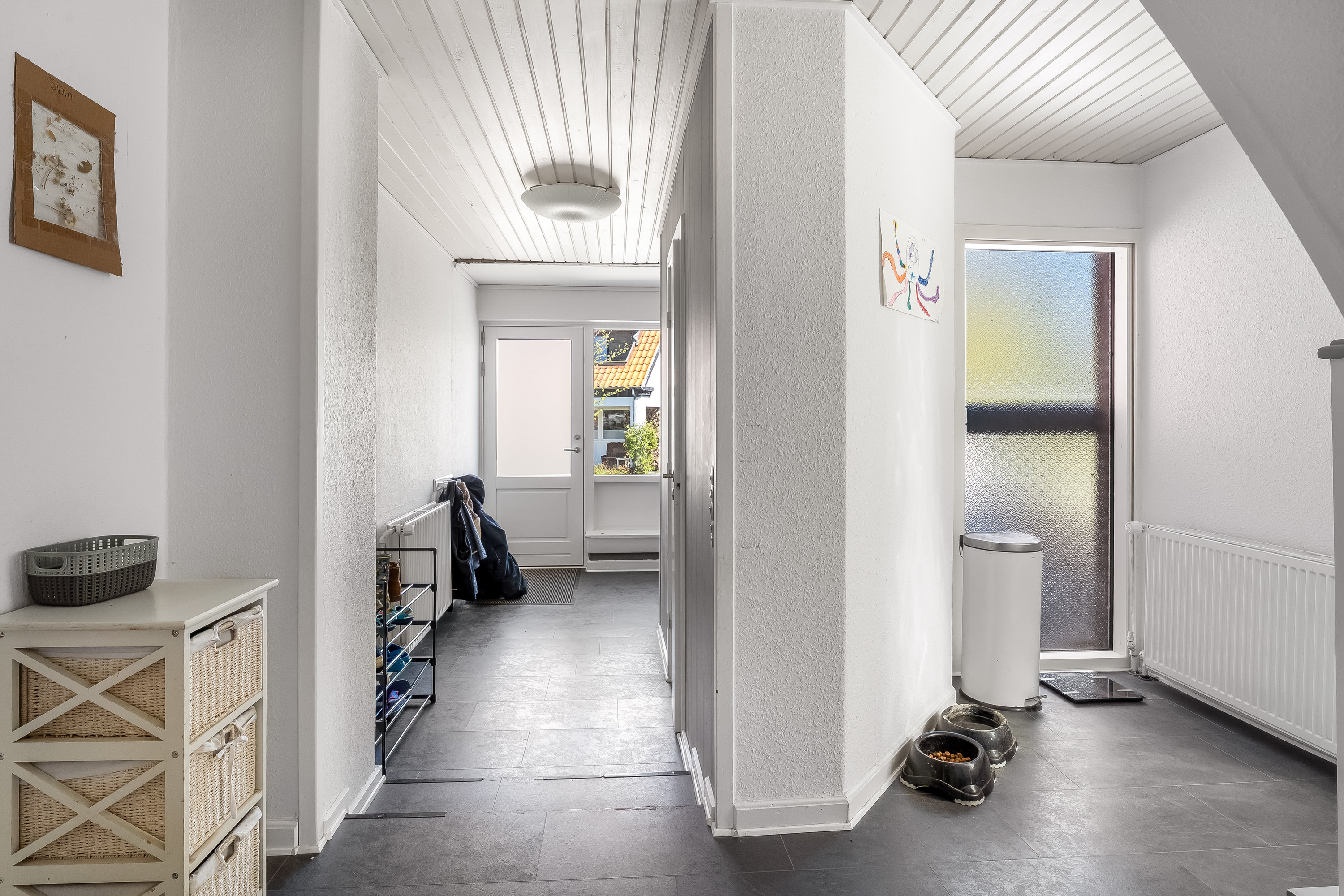 Fremhævet entre-gang billede i fuldskærmstilstand. Billede af Stations Alléen 8, 4912 Harpelunde