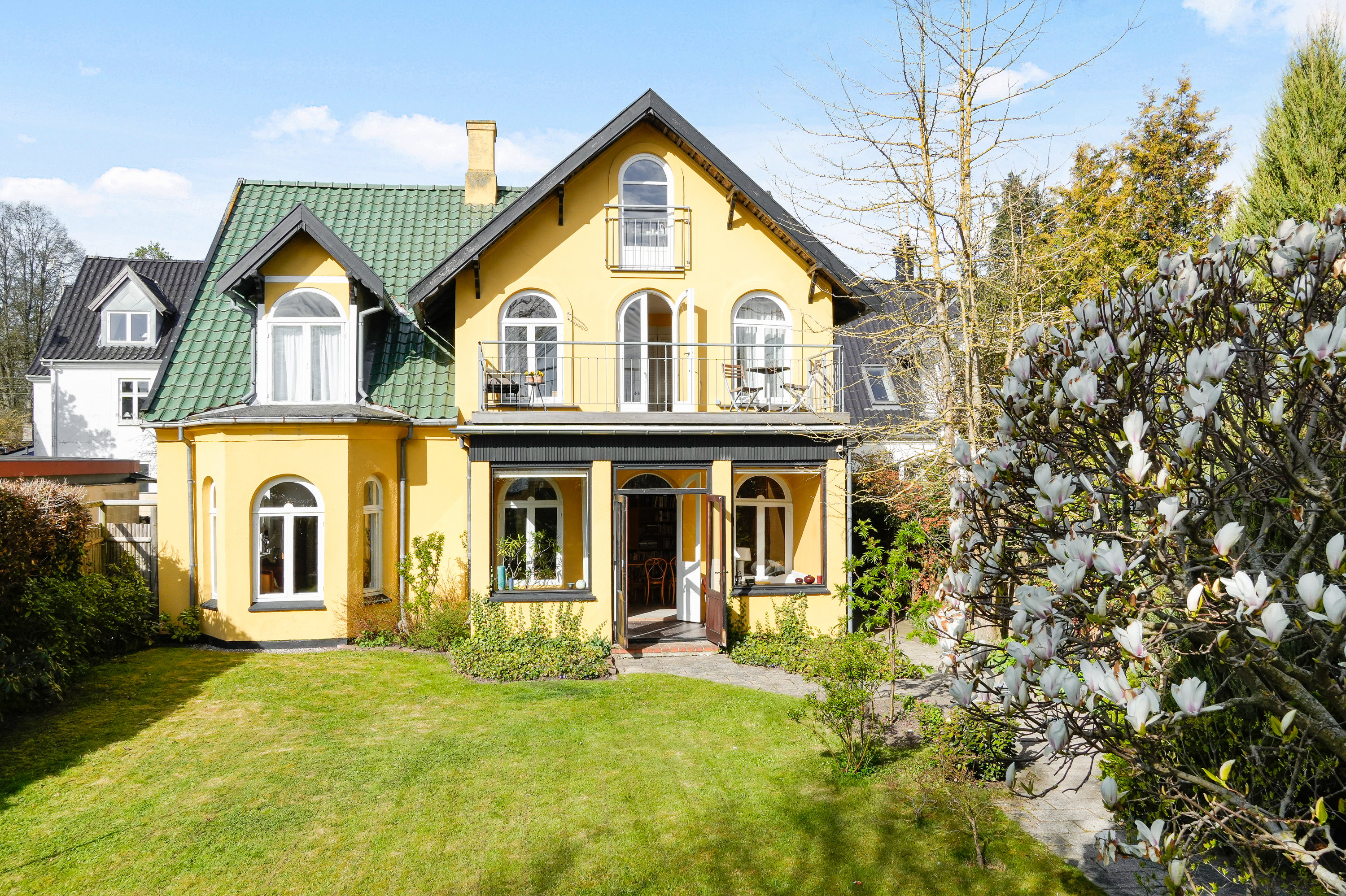 Villa: Facade på Strandvejen 649, Taarbæk, 2930 Klampenborg