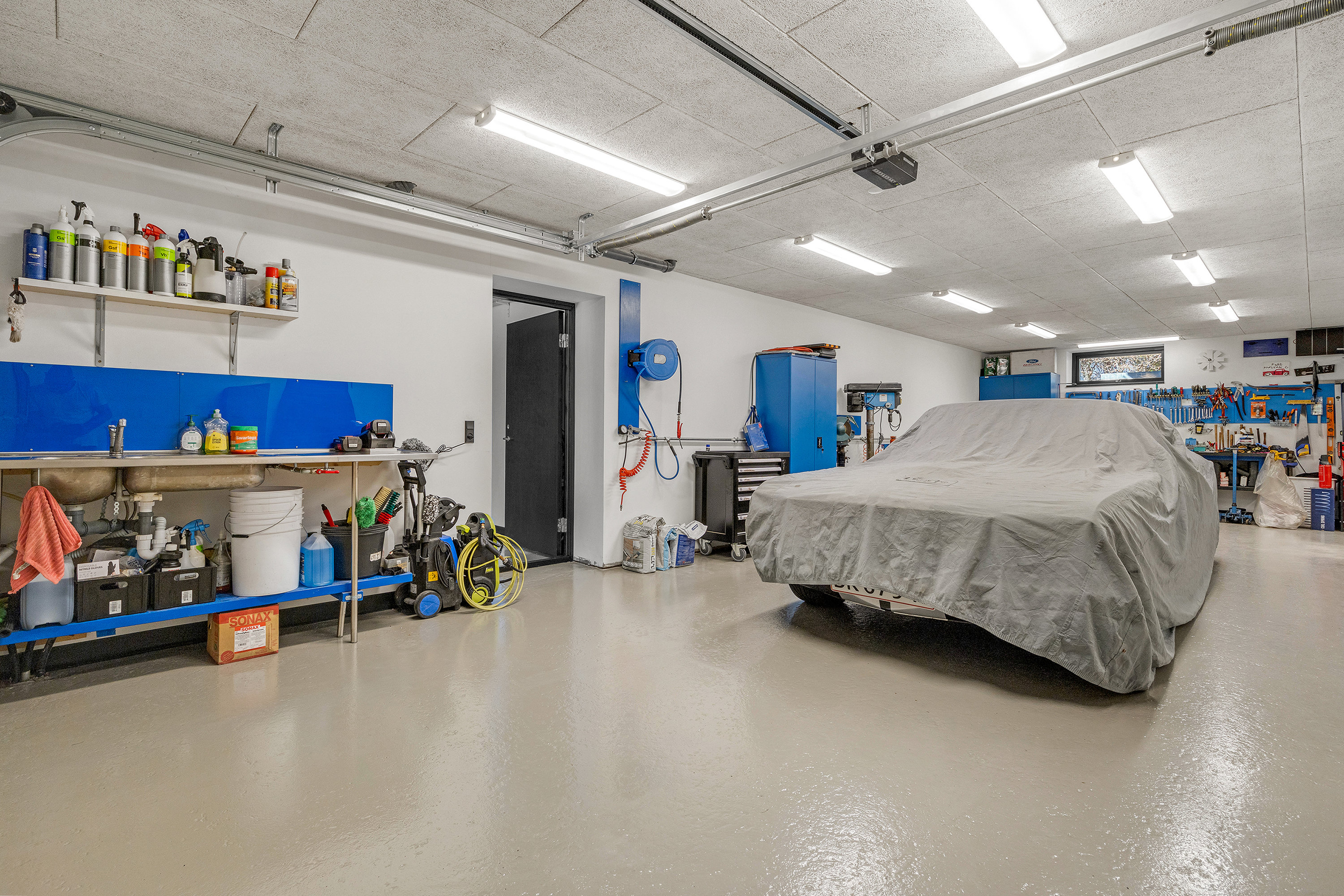 Fremhævet garage billede i fuldskærmstilstand. Billede af Akelejevænget 7, Lynæs, 3390 Hundested