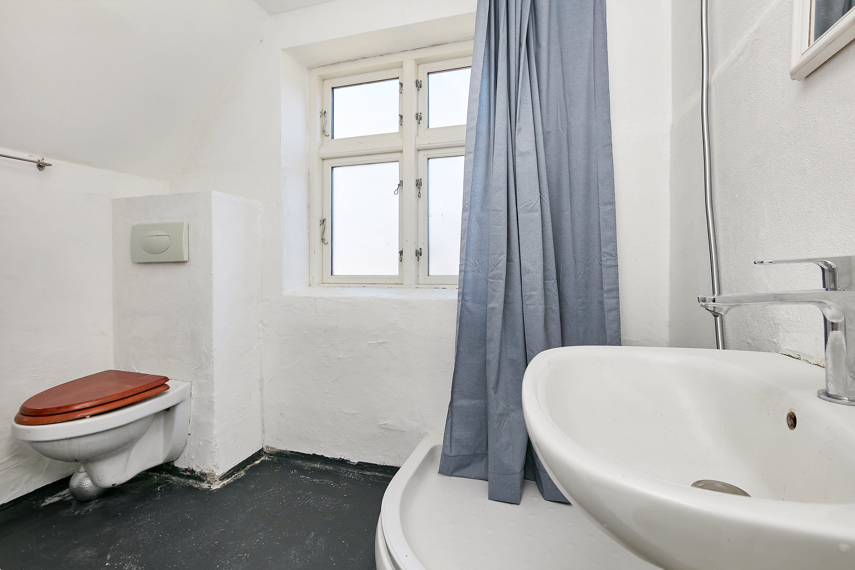Fremhævet bad 1. sal billede i fuldskærmstilstand. Billede af Barrit Langgade 186, 7150 Barrit