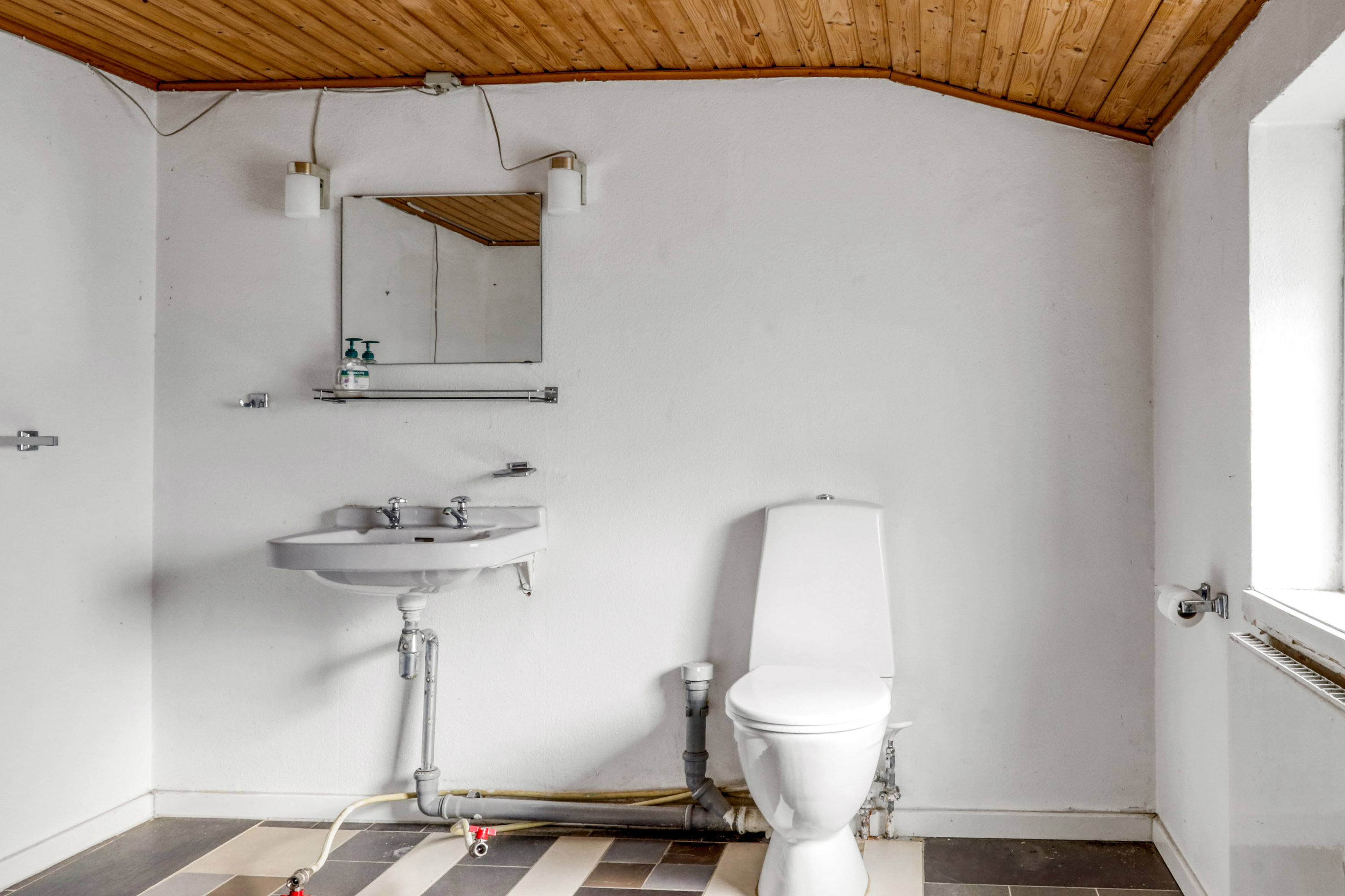 Fremhævet toilet billede i fuldskærmstilstand. Billede af Hellufvej 3, Tåsinge, 5700 Svendborg
