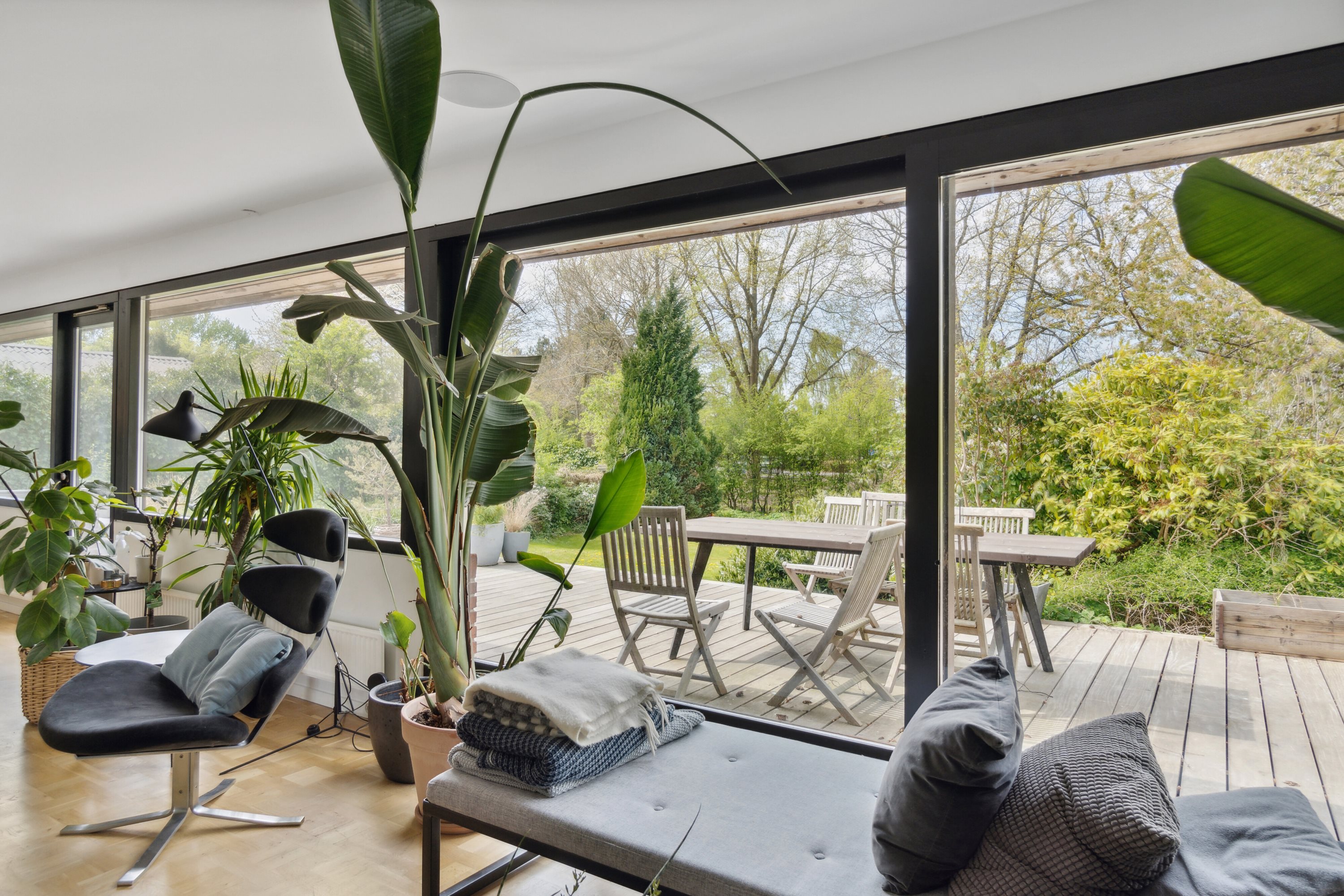 Fremhævet stue billede i fuldskærmstilstand. Billede af Fuglemosevej 7, 2970 Hørsholm