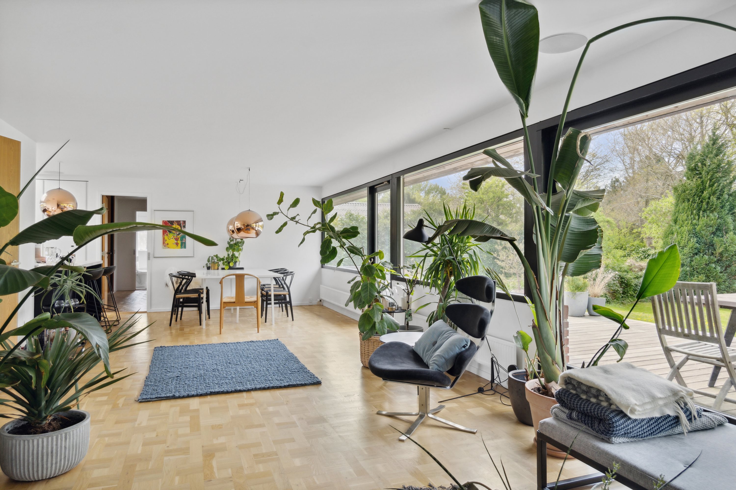 Fremhævet stue billede i fuldskærmstilstand. Billede af Fuglemosevej 7, 2970 Hørsholm