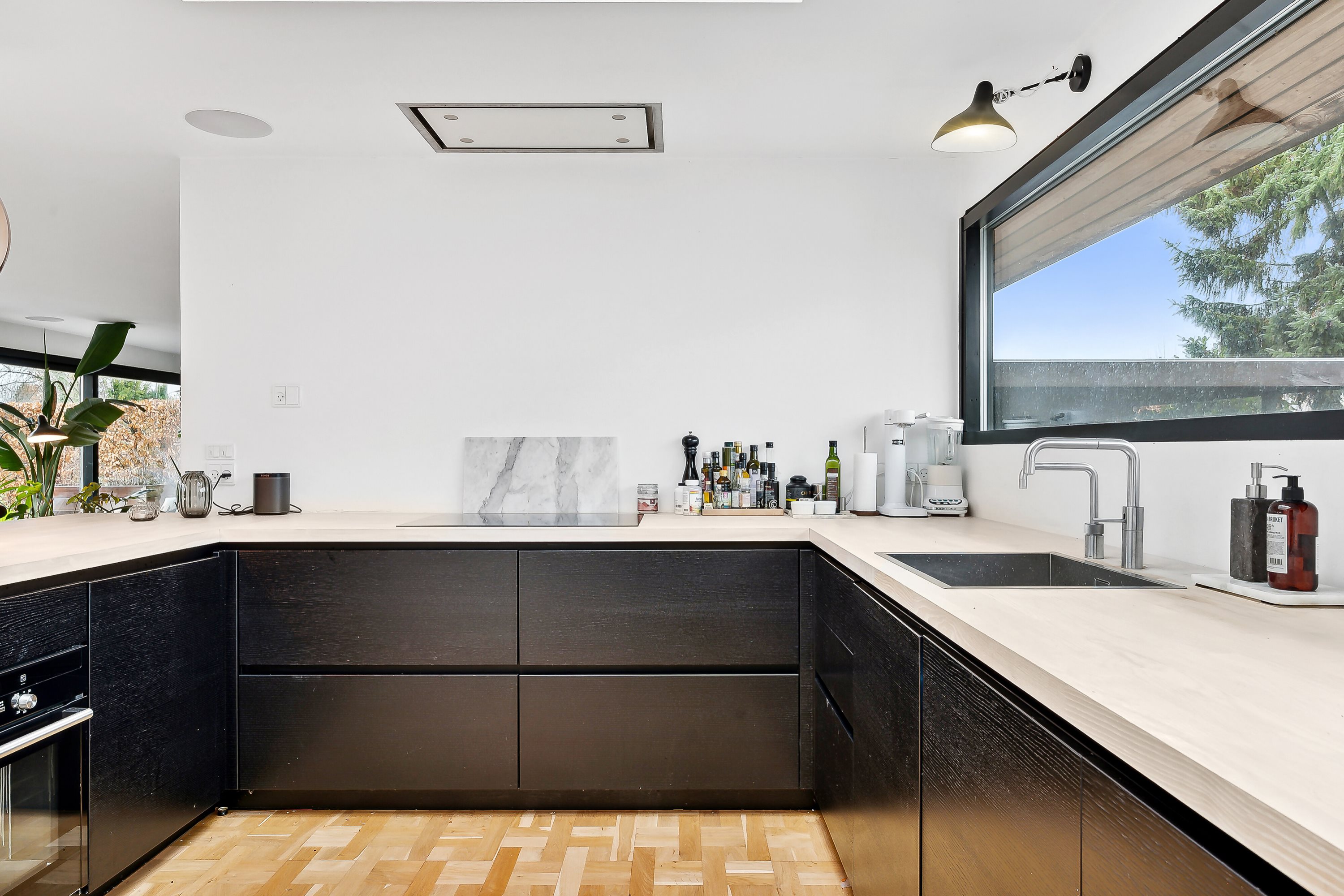 Fremhævet køkken billede i fuldskærmstilstand. Billede af Fuglemosevej 7, 2970 Hørsholm