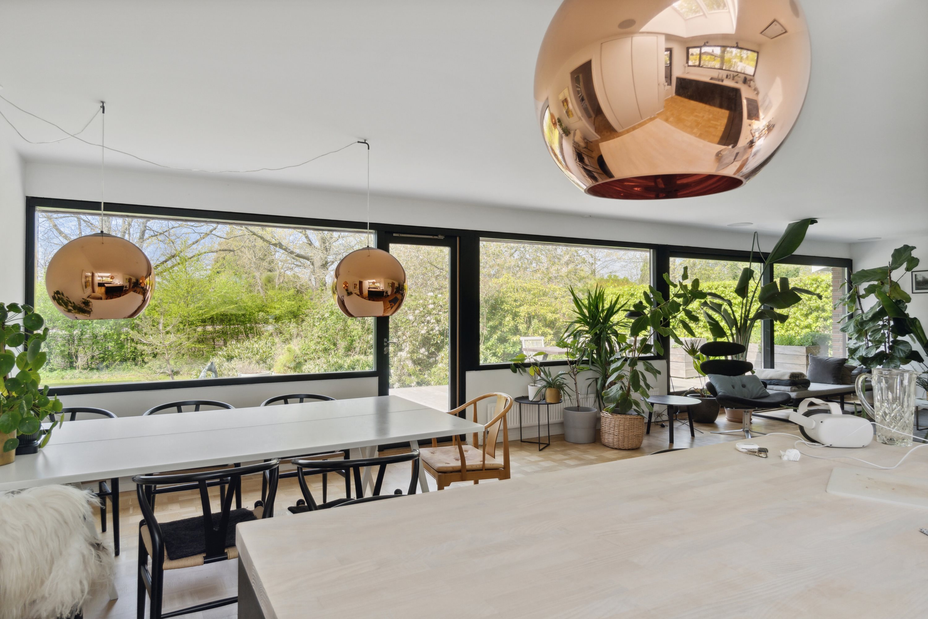 Fremhævet stue billede i fuldskærmstilstand. Billede af Fuglemosevej 7, 2970 Hørsholm