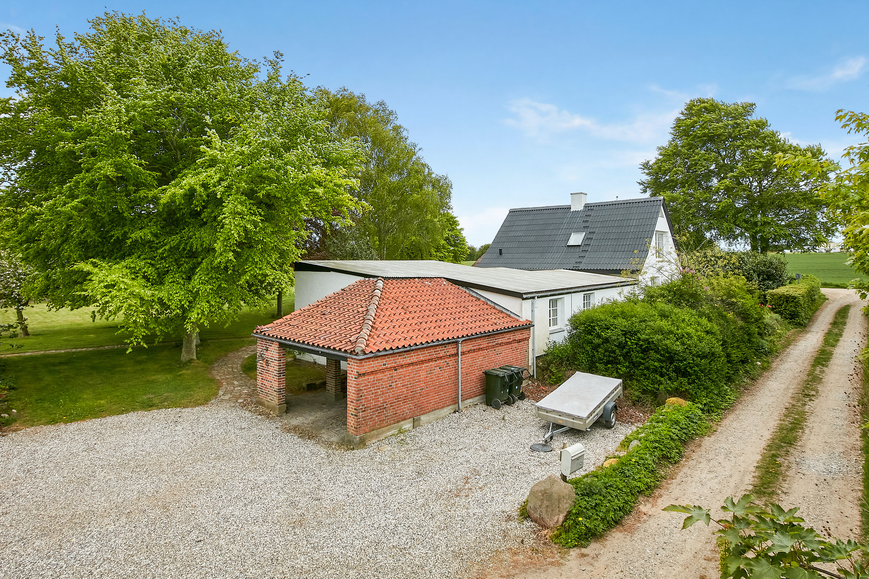 Fremhævet facade billede i fuldskærmstilstand. Billede af Bisholt Strandvej 8, Bisholt, 7130 Juelsminde