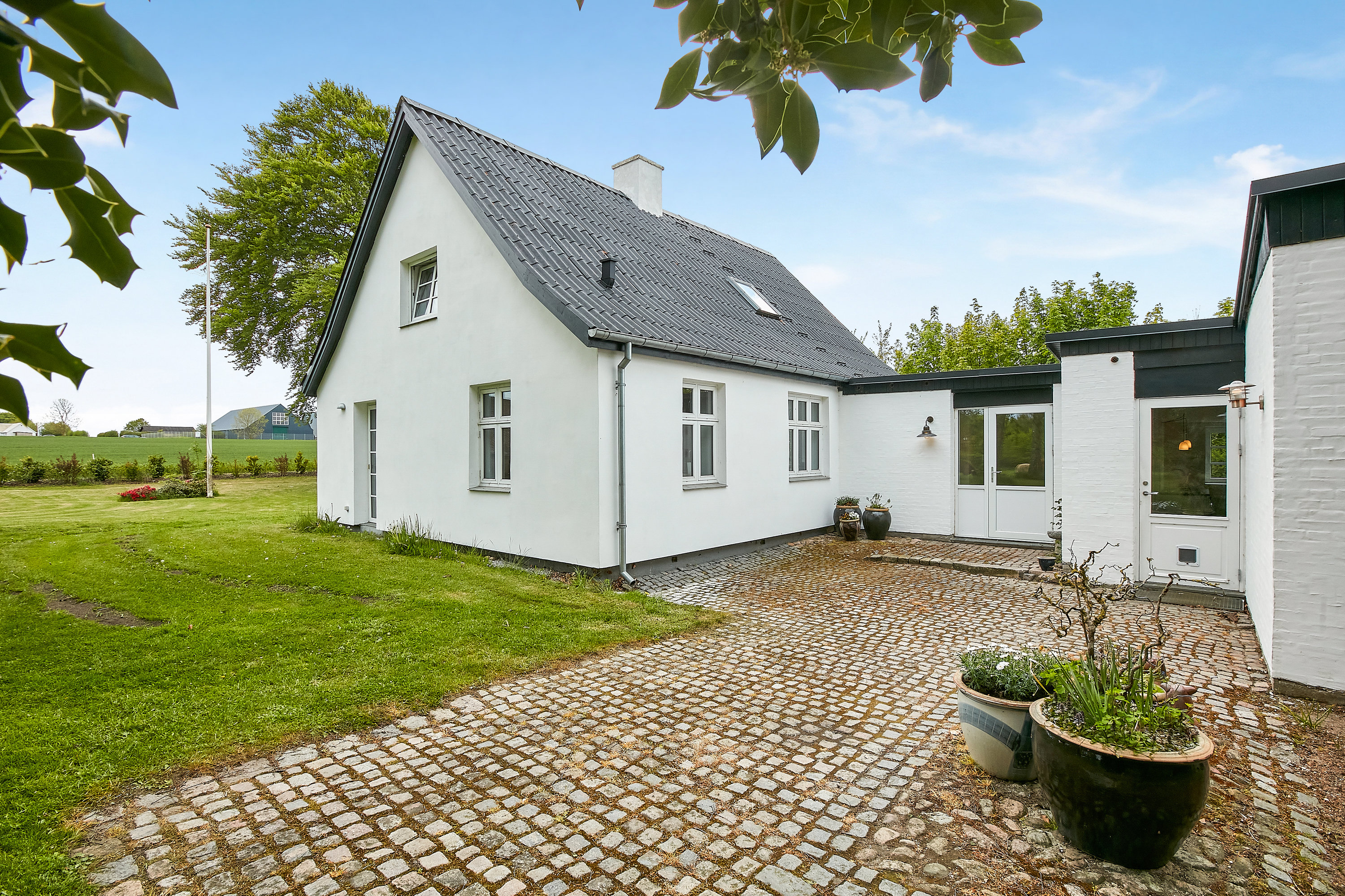 Fremhævet facade billede i fuldskærmstilstand. Billede af Bisholt Strandvej 8, Bisholt, 7130 Juelsminde