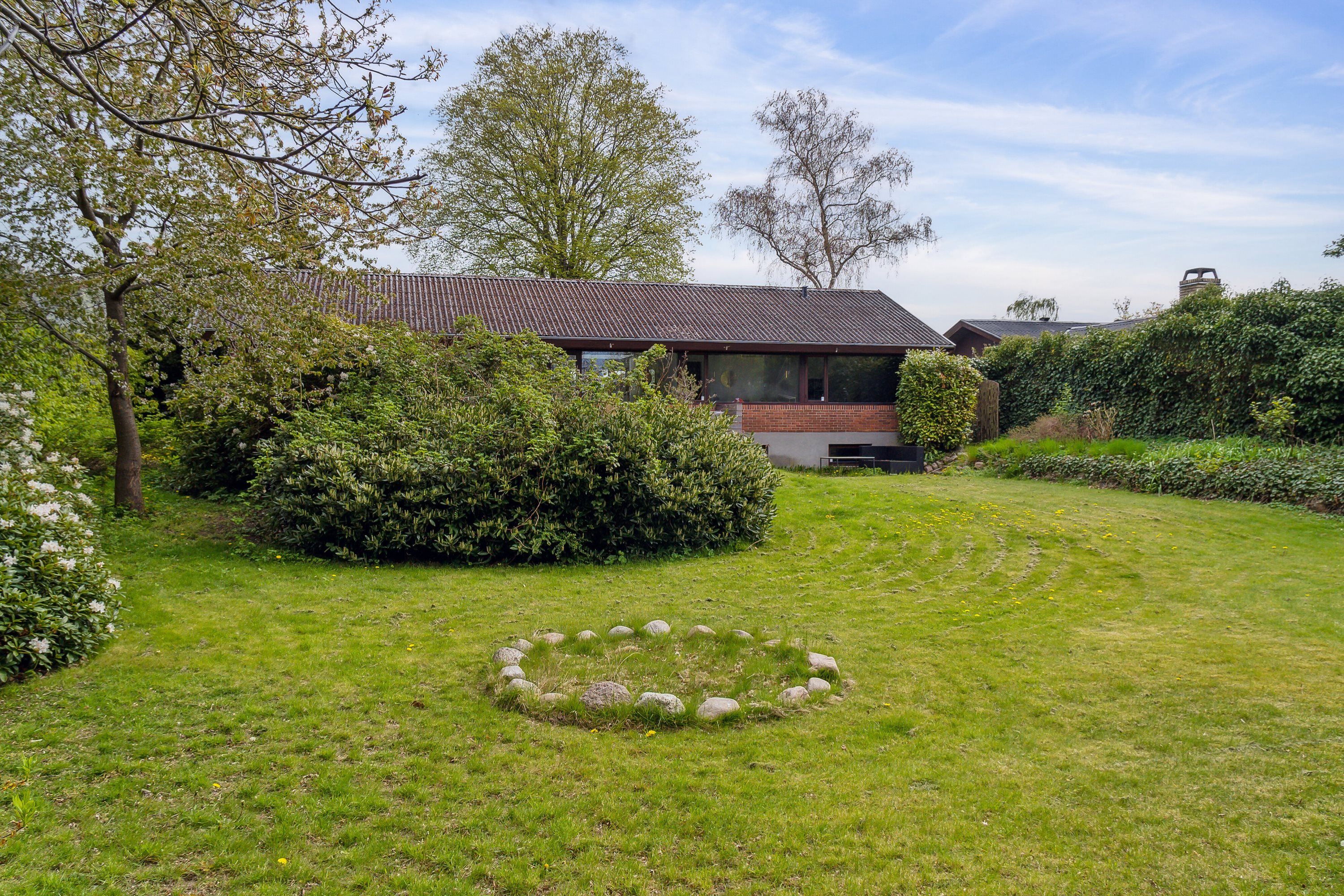 Fremhævet set fra haven billede i fuldskærmstilstand. Billede af Fuglemosevej 7, 2970 Hørsholm