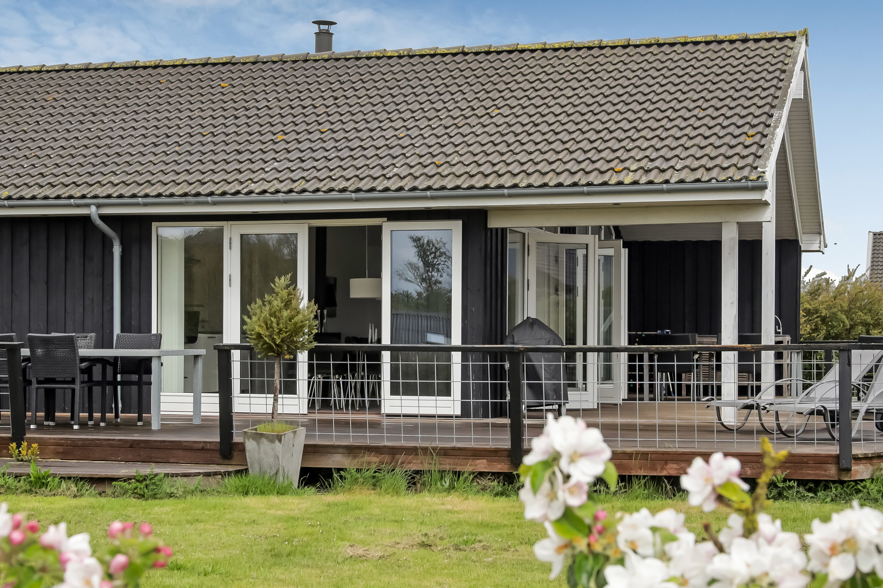 Fremhævet terrasse billede i fuldskærmstilstand. Billede af Skovridervænget 24, Spodsbjerg, 5900 Rudkøbing