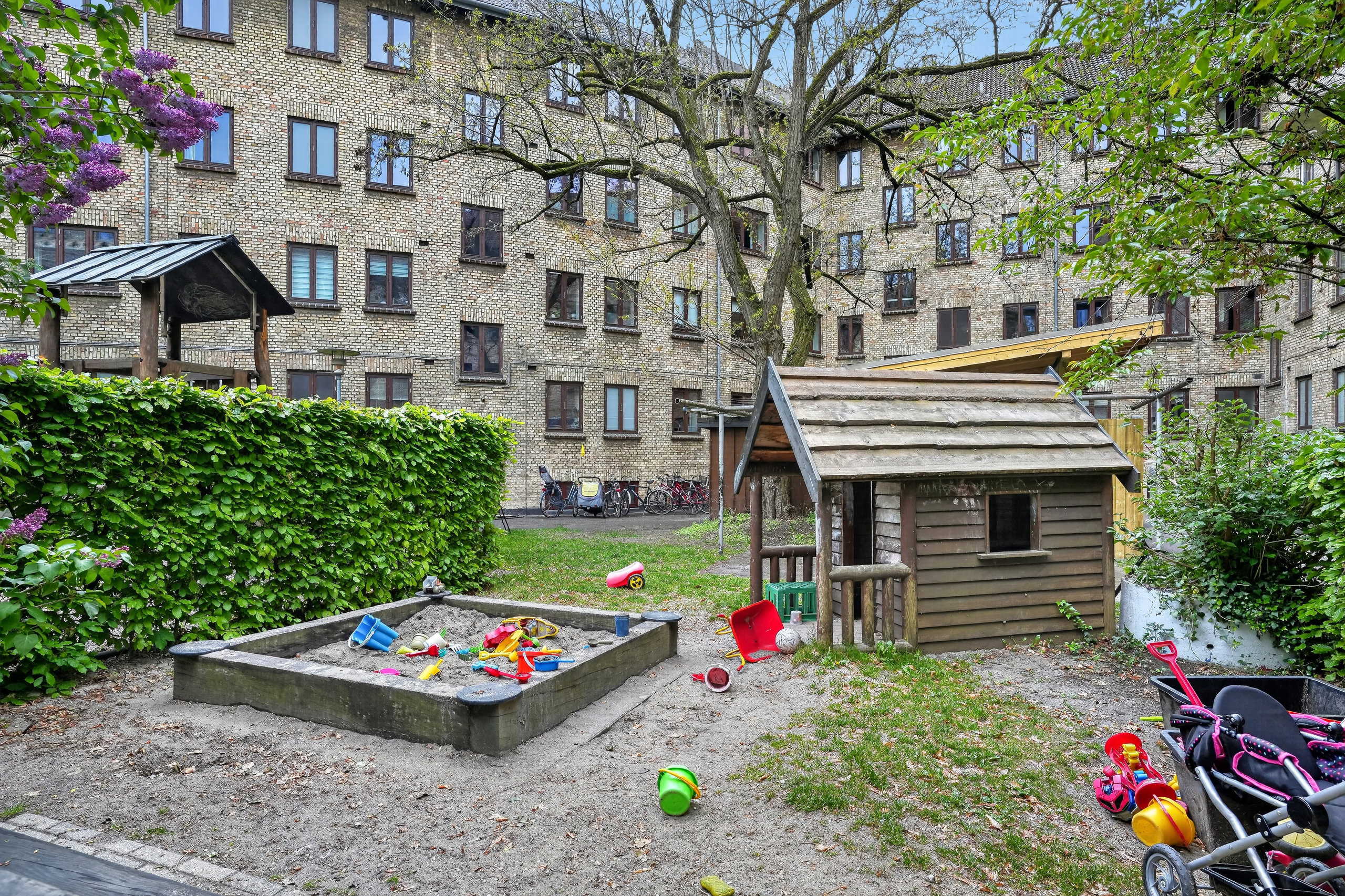 Fremhævet gårdmiljø billede i fuldskærmstilstand. Billede af Sallingvej 13, st.. th., 2720 Vanløse
