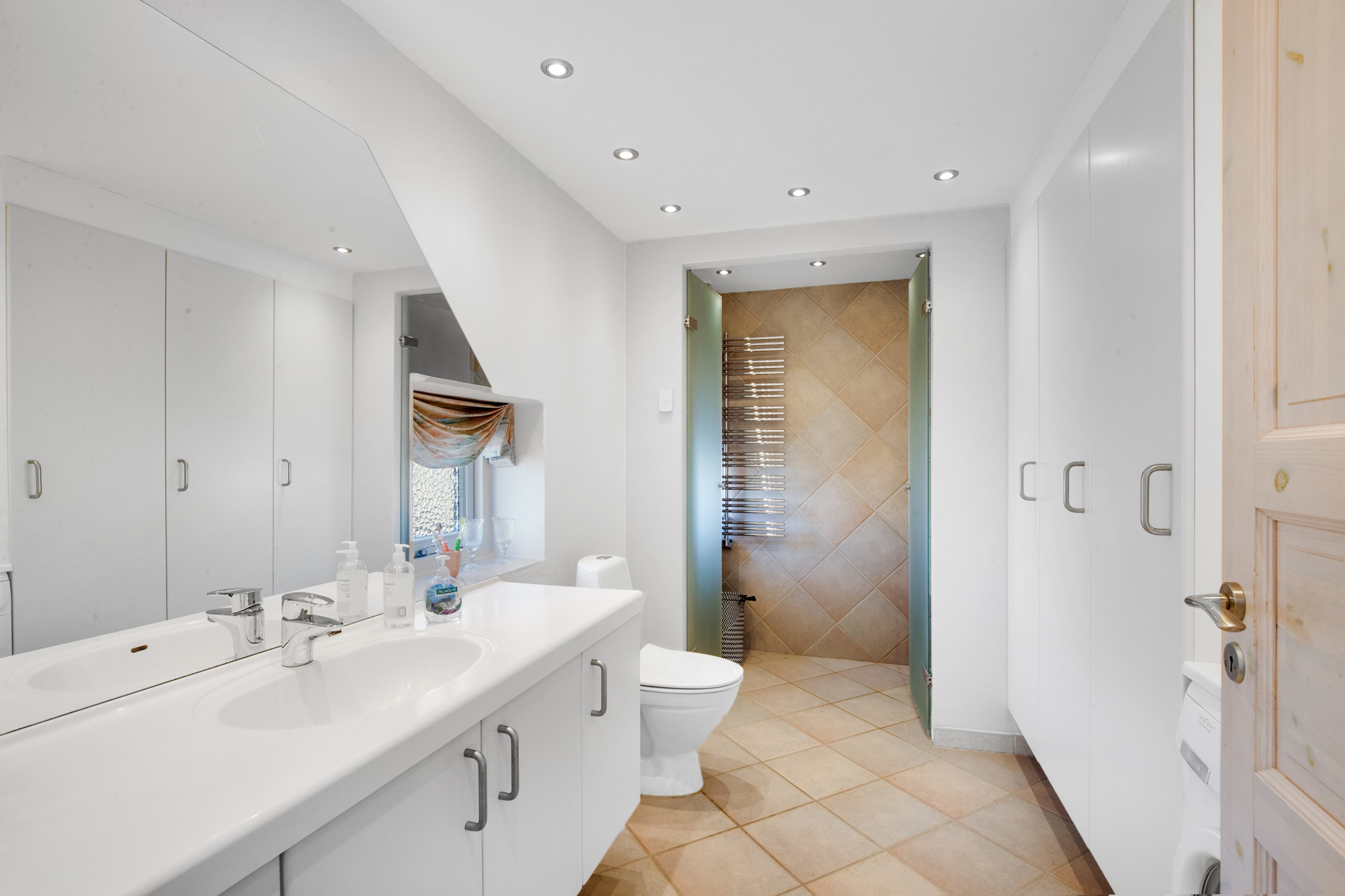 Fremhævet badeværelse billede i fuldskærmstilstand. Billede af Østerhøj 14, 6310 Broager