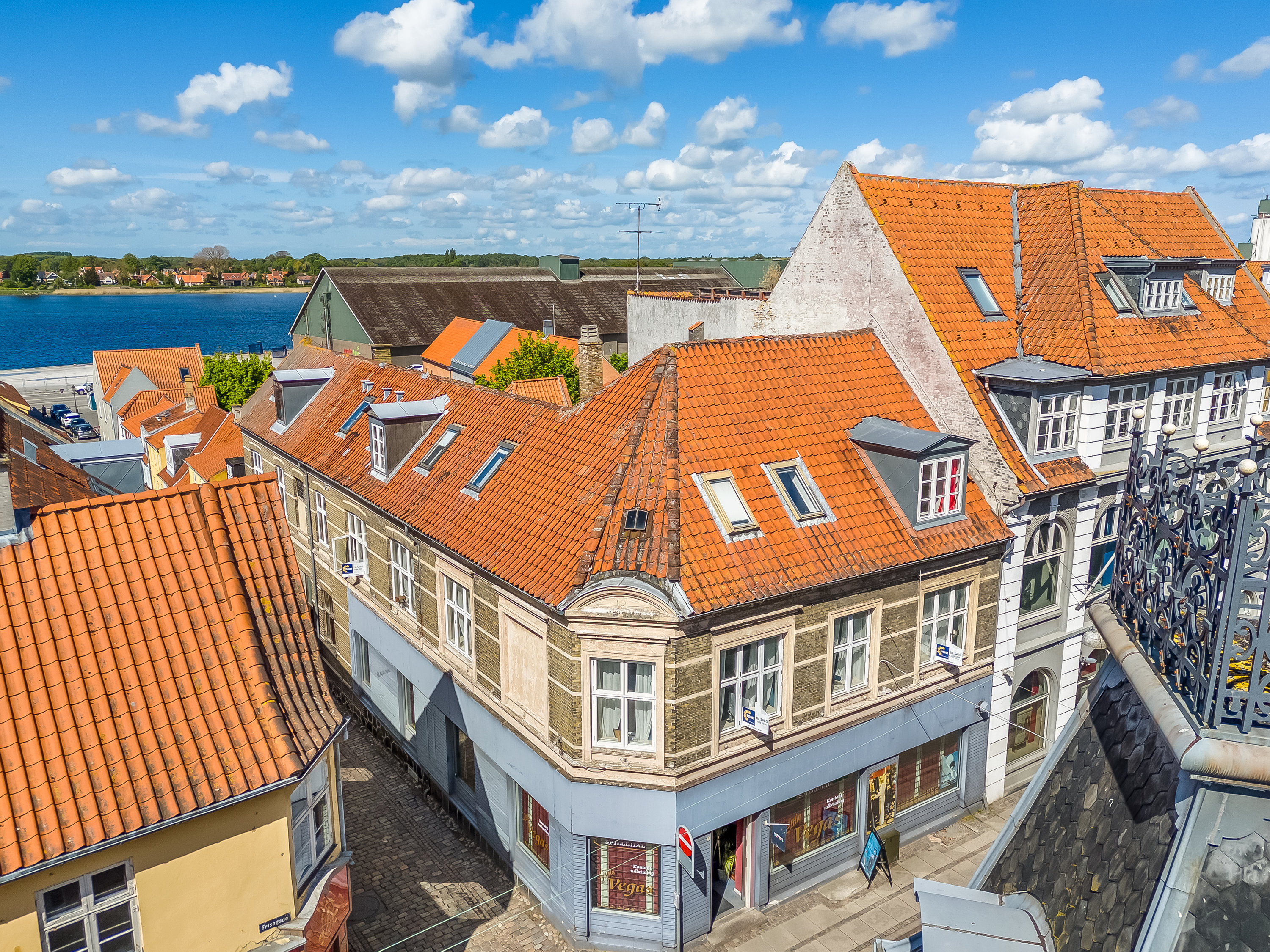 Fremhævet mastefoto billede i fuldskærmstilstand. Billede af Bastebrostræde 2A, 1., 4800 Nykøbing F