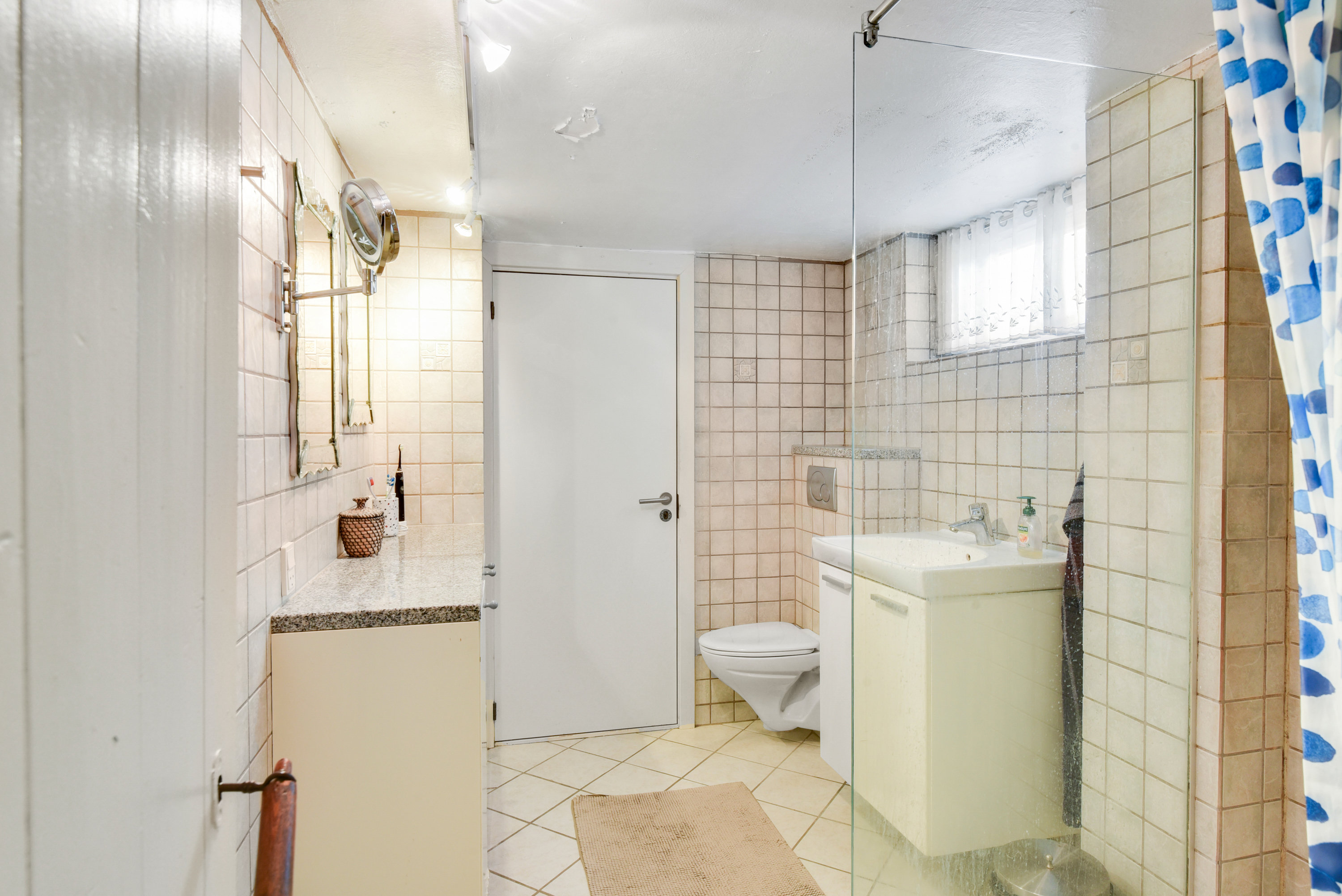 Fremhævet toilet billede i fuldskærmstilstand. Billede af Lerbjergvej 9, 2750 Ballerup