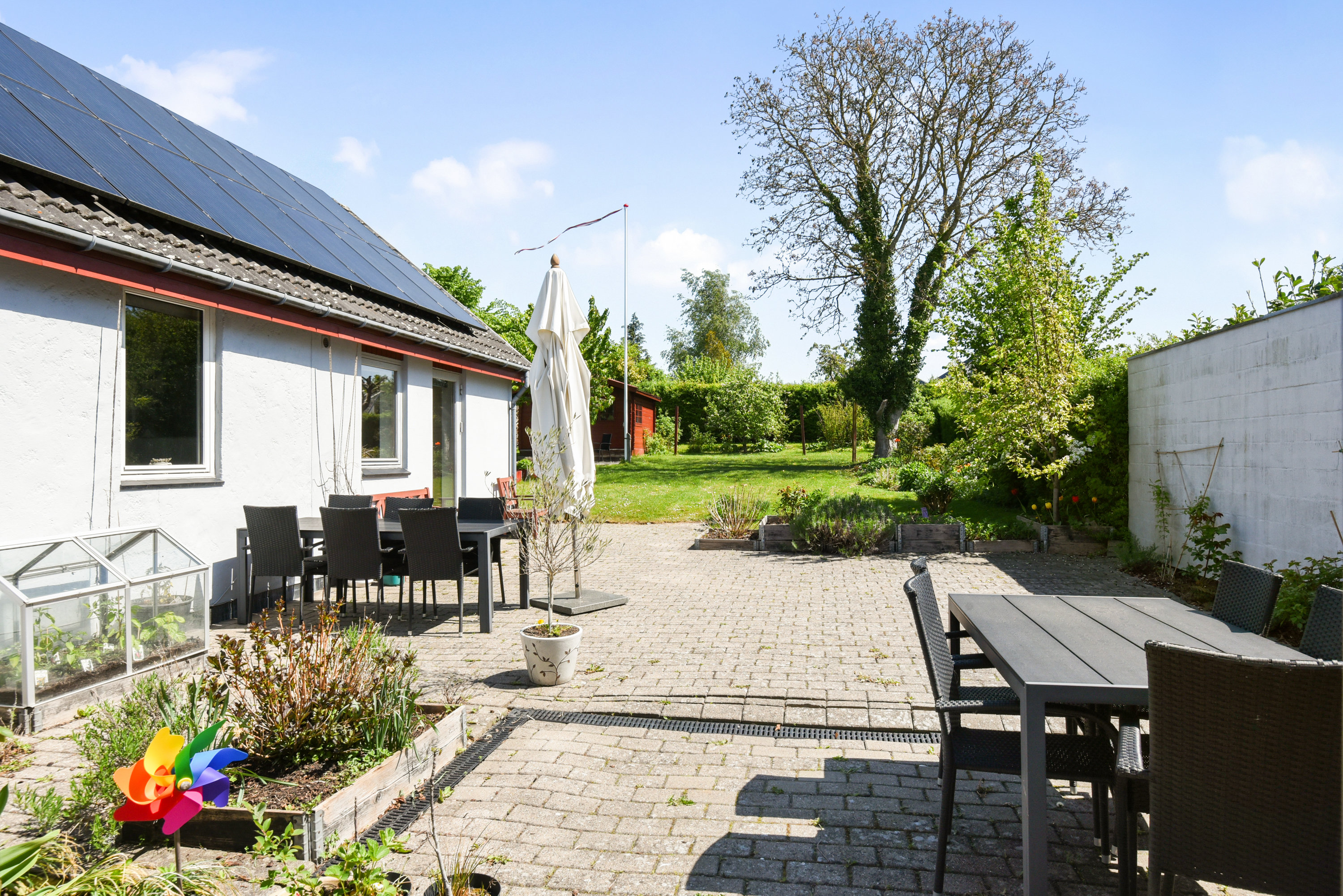 Fremhævet terrasse billede i fuldskærmstilstand. Billede af Lerbjergvej 9, 2750 Ballerup