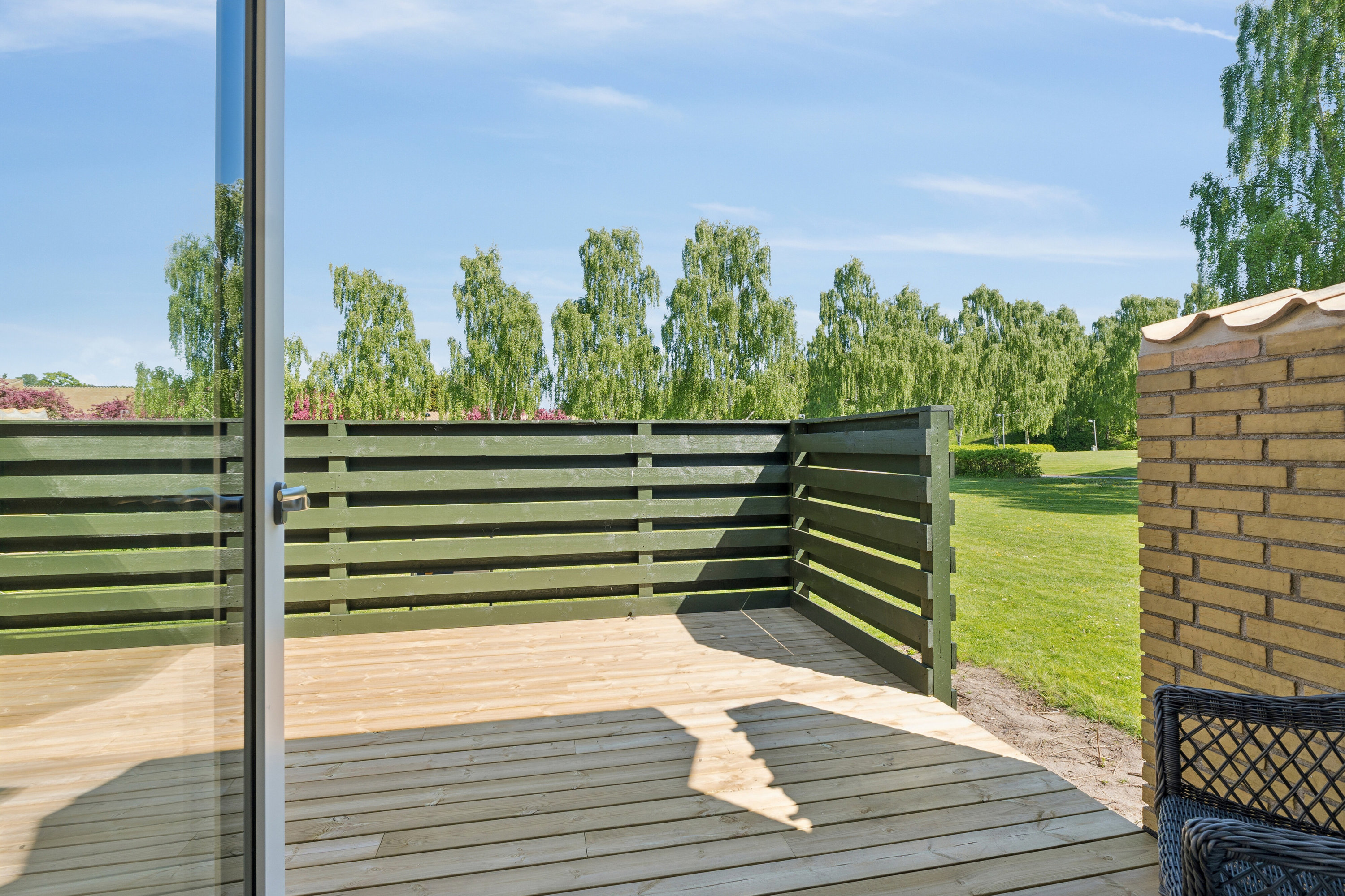 Fremhævet terrasse billede i fuldskærmstilstand. Billede af Christianshusvej 103, 2970 Hørsholm