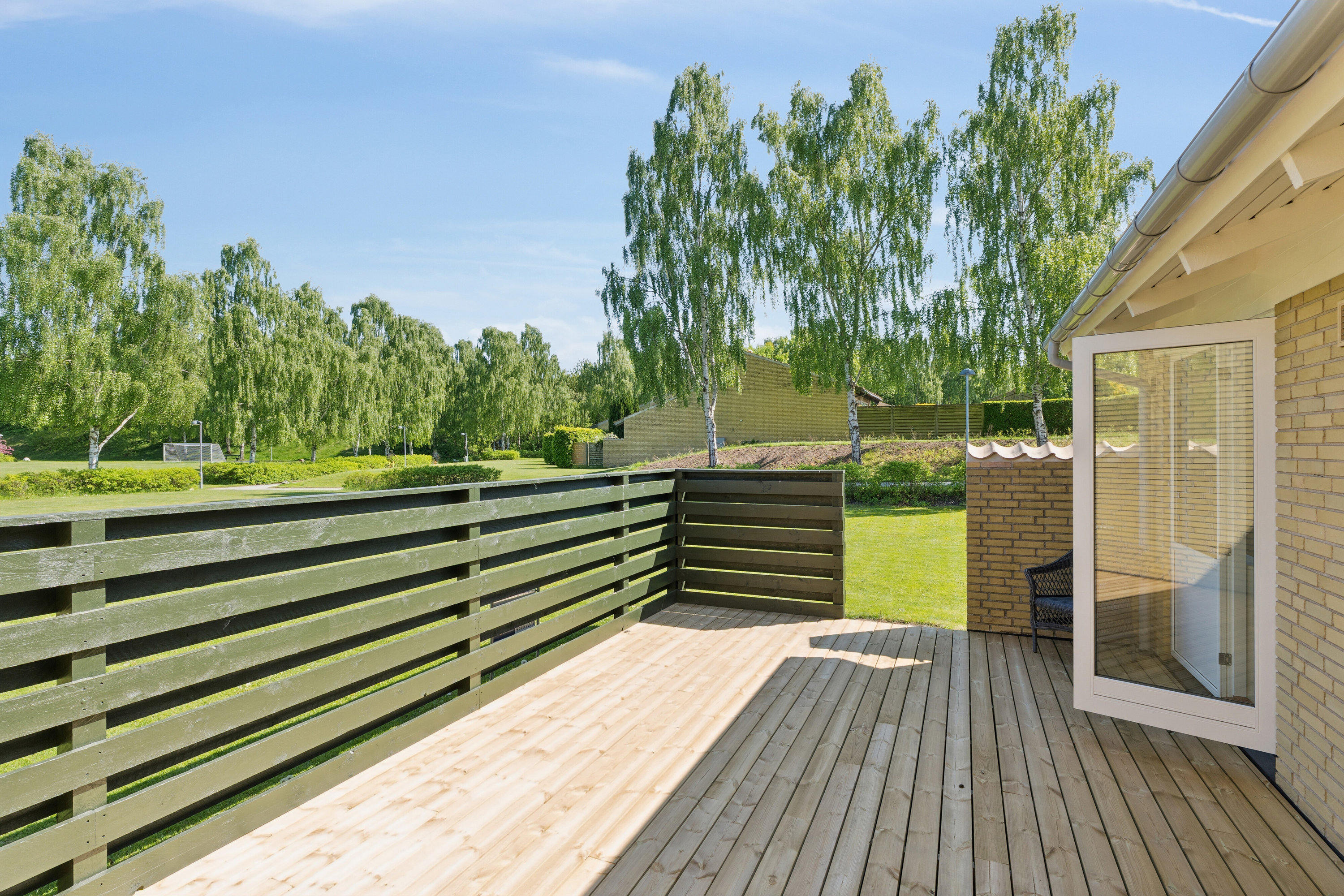Fremhævet terrasse billede i fuldskærmstilstand. Billede af Christianshusvej 103, 2970 Hørsholm