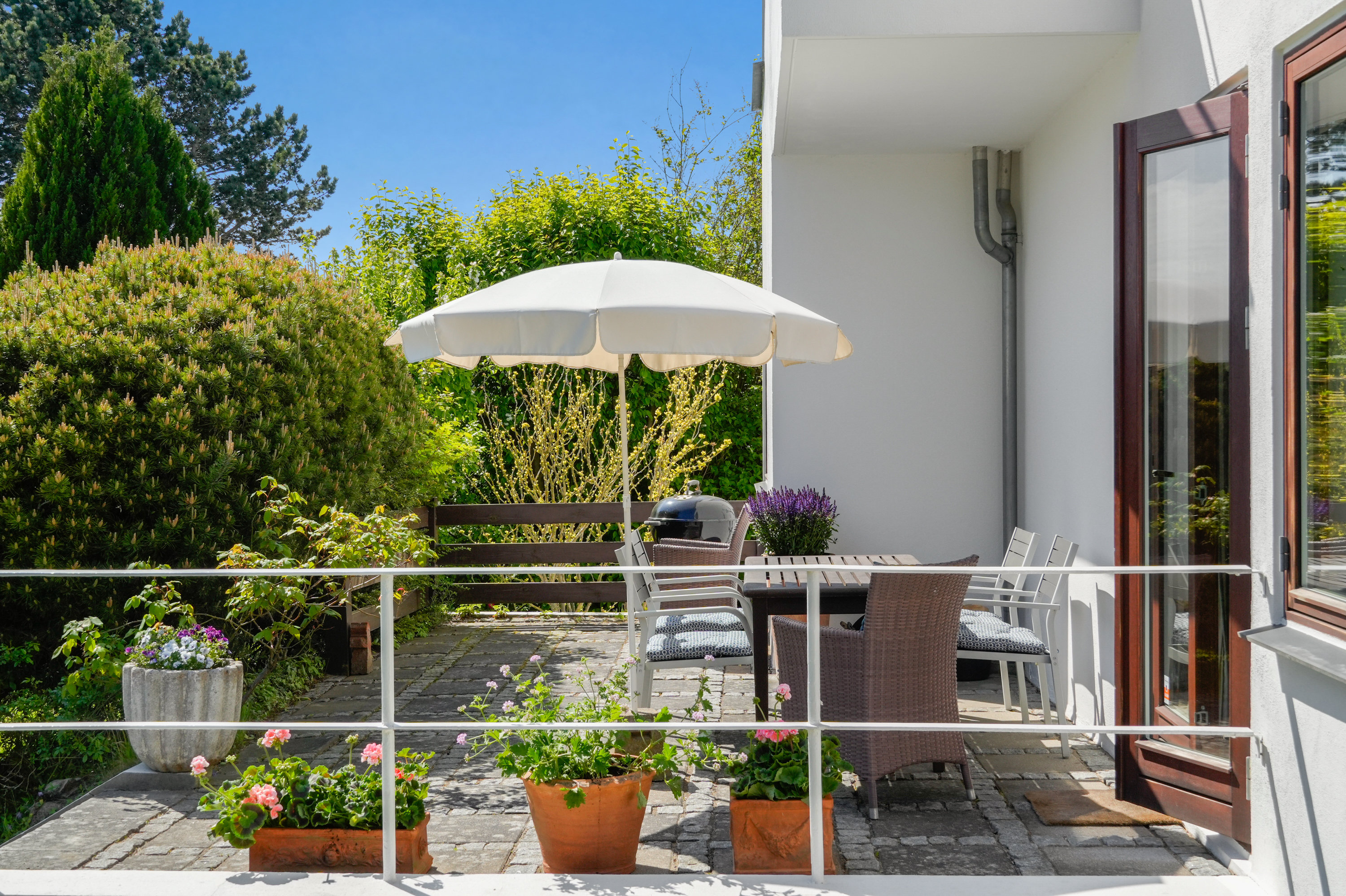 Fremhævet terrasse billede i fuldskærmstilstand. Billede af Vermehrensvej 4, 2930 Klampenborg